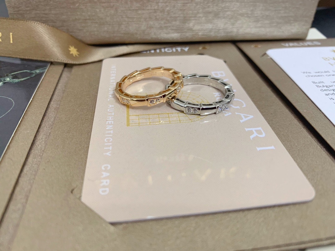 NO:107045,[Purchase version] Snake ring is the signature of BV Bulgari, the big snake is domineering, the little snake is low-key, suitable for daily gilding, and is inlaid with high carbon diamonds as always. In order to maintain clear edges and corners, they are all hand-made hard throws, and the dead corners are perfectly polished 678-digit spots, jewelry quality, bottega veneta, bvlgari, ring, gold plating19860909【代购版本】蛇 戒指 是BV家 宝格丽 的招牌,大蛇霸气,小蛇低调一些, 适合日常搭配镀金,一如既往地镶嵌高碳钻.为了保持棱角分明,都是手工硬抛 死角位也完美抛光678码现货,饰品精品,bottega veneta,bvlgari,ring,gold plating,Jewelry