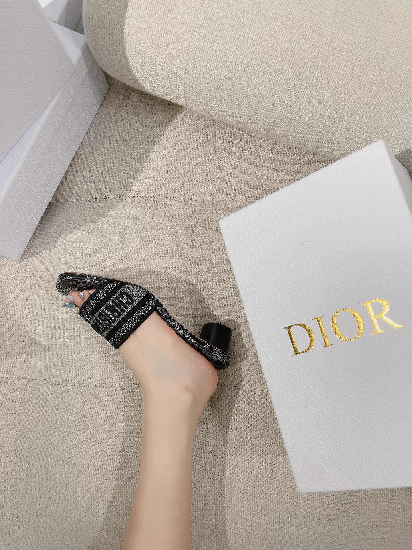 NO:264125,Black and gray jungle CD classic Dway animal jungle Juyi printed embroidery Christian square head low heel sandals, slippers, slippers19860909上脚黑灰丛林 CD经典Dway动物丛林茹伊印花刺绣Christian方头低跟凉拖鞋,拖鞋,slippers,Women's Shoes