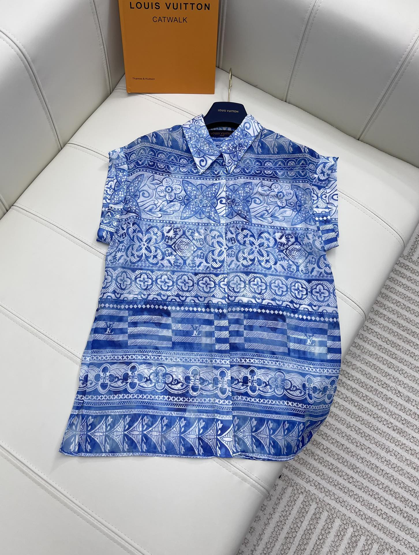 NO:696794,Louis Vuitto* New products on the shelves Printed sleeveless shirt Custom-made imported light yarn material Thin, comfortable and soft, showing an elegant and flexible texture The upper body is exquisite and elegant The ready-to-wear texture is full of texture It's like wearing nothing Sleeveless fashionable vest design Drape material Textured and high-end The upper body is fashionable and foreign-style High version 2 colors, loro piana,19860909Louis Vuitto* 新品上架 印花无袖衬衣 定制进口轻纺纱材质 轻薄舒适柔软 呈现飘逸灵动肌理 上身精致优雅 成衣质感十足 宛如无物穿搭体验 无袖时髦马甲设计 垂顺材质 有质感又高级 上身时髦洋气  高版本2色,,loro piana,,Women's clothing