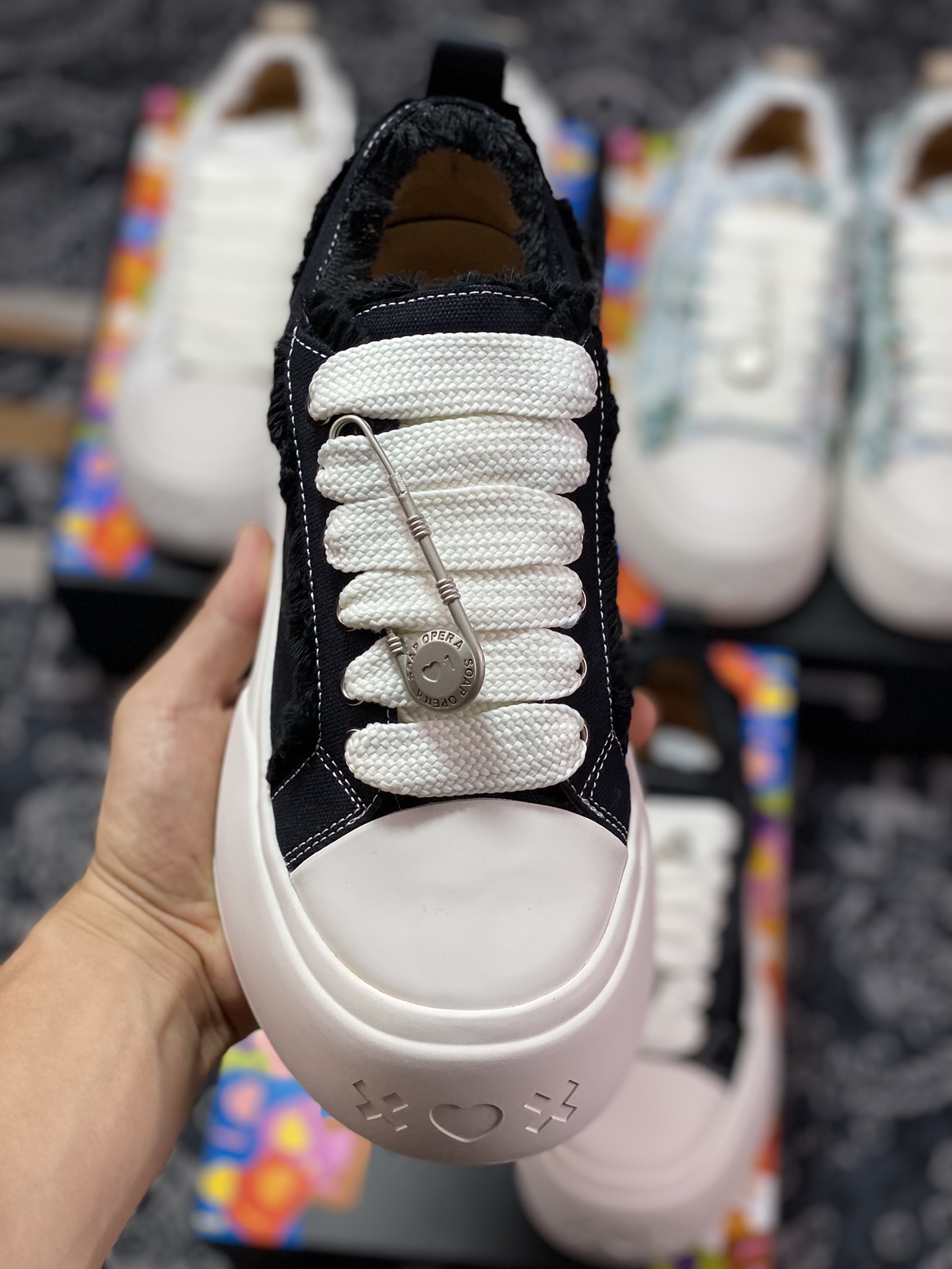 Soap Opera Bubble Classic Canvas Low Sneaker Bubble Series Low-top Sneakers ”Canvas Black and White Tassel” SOUSC3231001