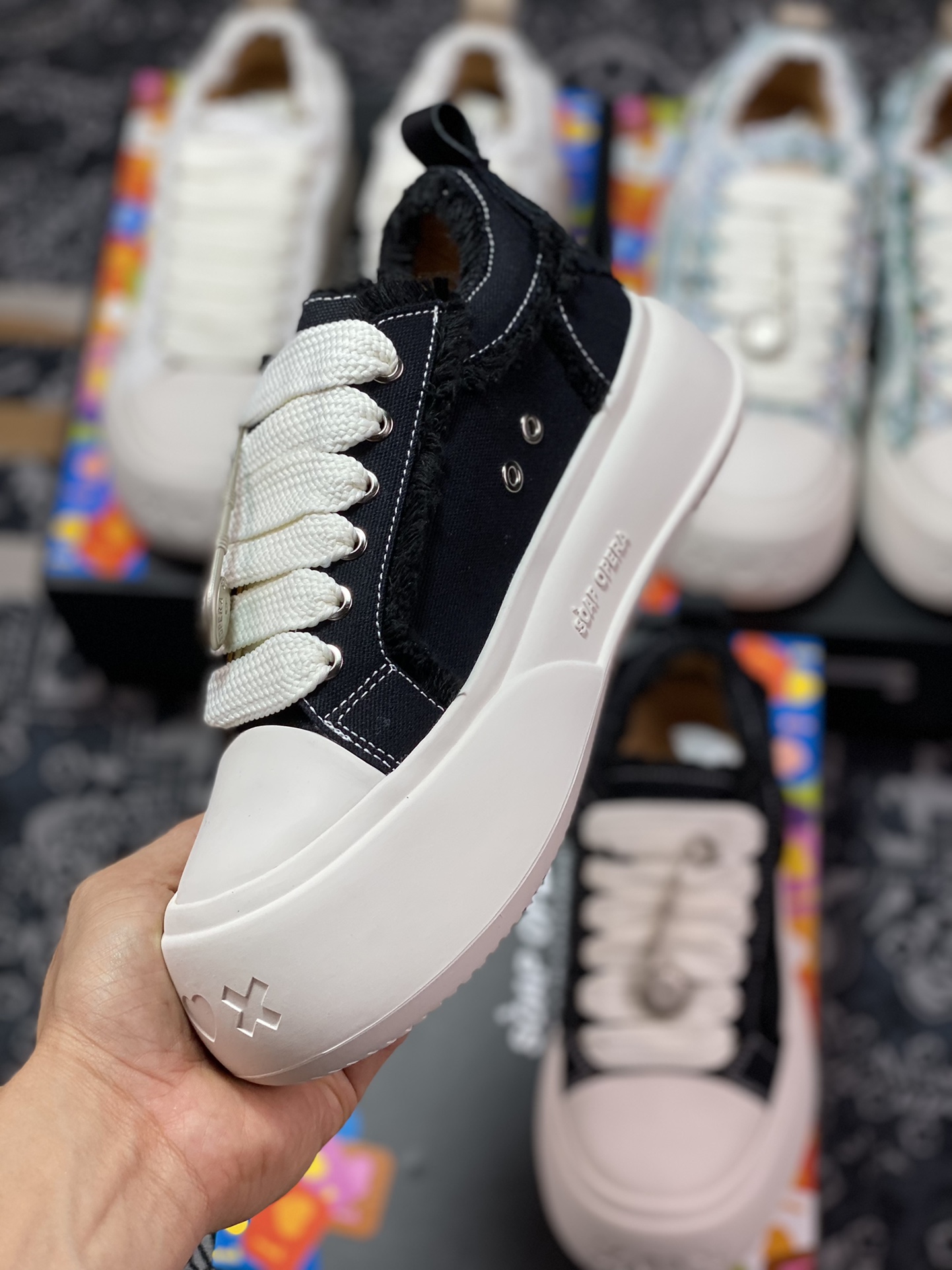 Soap Opera Bubble Classic Canvas Low Sneaker Bubble Series Low-top Sneakers ”Canvas Black and White Tassel” SOUSC3231001