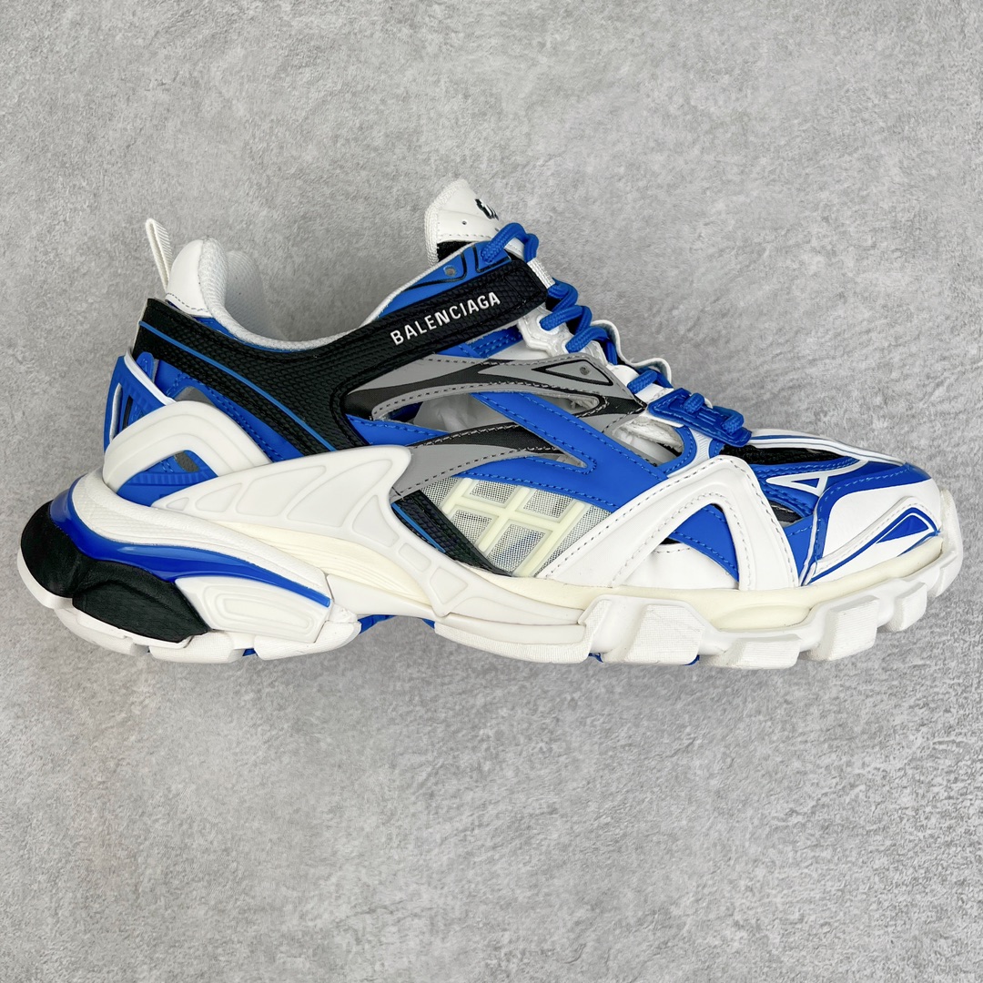 💰460 ＃VG零售版 BALENCIAGA Track 2.0 巴黎世家复古老爹鞋 全套原纸板楦头开发 最原汁原味的灵魂版型 全鞋荧光划线卡点 胶水把控整洁度追求极致完美 每一双都是工艺品 多重QC质检 超越公司货的品控标准 实实在在的免检产品 原盒原配 正确字体电绣 粗细、位置、大小正确 侧边TPU 透气孔匹配意产原版 正确气垫分离大底 TPU软底 原版一致大底LOGO 立体感十足 原厂皮料水洗做旧 采购原厂网纱 该款鞋采用网眼布和尼龙制成 不含皮革 鞋舌饰有Track.2橡胶品牌标识 外侧饰有橡胶品牌标识 泡沫后帮压印品牌标识 外底正面压印BB标识 由176块饰片拼接而成的铰接式鞋面 侧面配金属质感网眼布 内面配有额外金属光泽饰件 包含1副鞋带和1副备用鞋带 后帮配有拉环鞋提 动态鞋底设计 为双脚带来后续的助力 正常尺码 Size：35 36 37 38 39 40 41 42 43 44 45 46 编码：by5936030-运动鞋