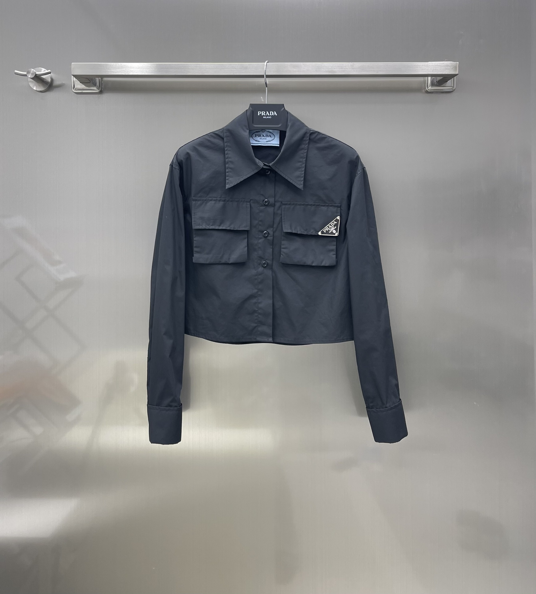 NO:696789,Prad* new arrival fashionable work shirt. Customized twill cotton fabric. Decorated with brand metal triangle logo. Crisp and stylish. The shirt is made of 100% cotton material. High-end design. The tailoring design of the shirt has a more attractive effect. The upper body is cool and fashionable. High-quality appearance. High version, prada,19860909Prad* 新品上架时髦工装衬衣 定制斜纹棉质面料 饰以品牌金属三角标点缀 挺括有型 衬衣采用全棉材质 高级设计穿搭 衬衣剪裁设计 更具备造型的魅力效果 上身潮酷时尚 优质的品相  高版本,,prada,,Women's clothing