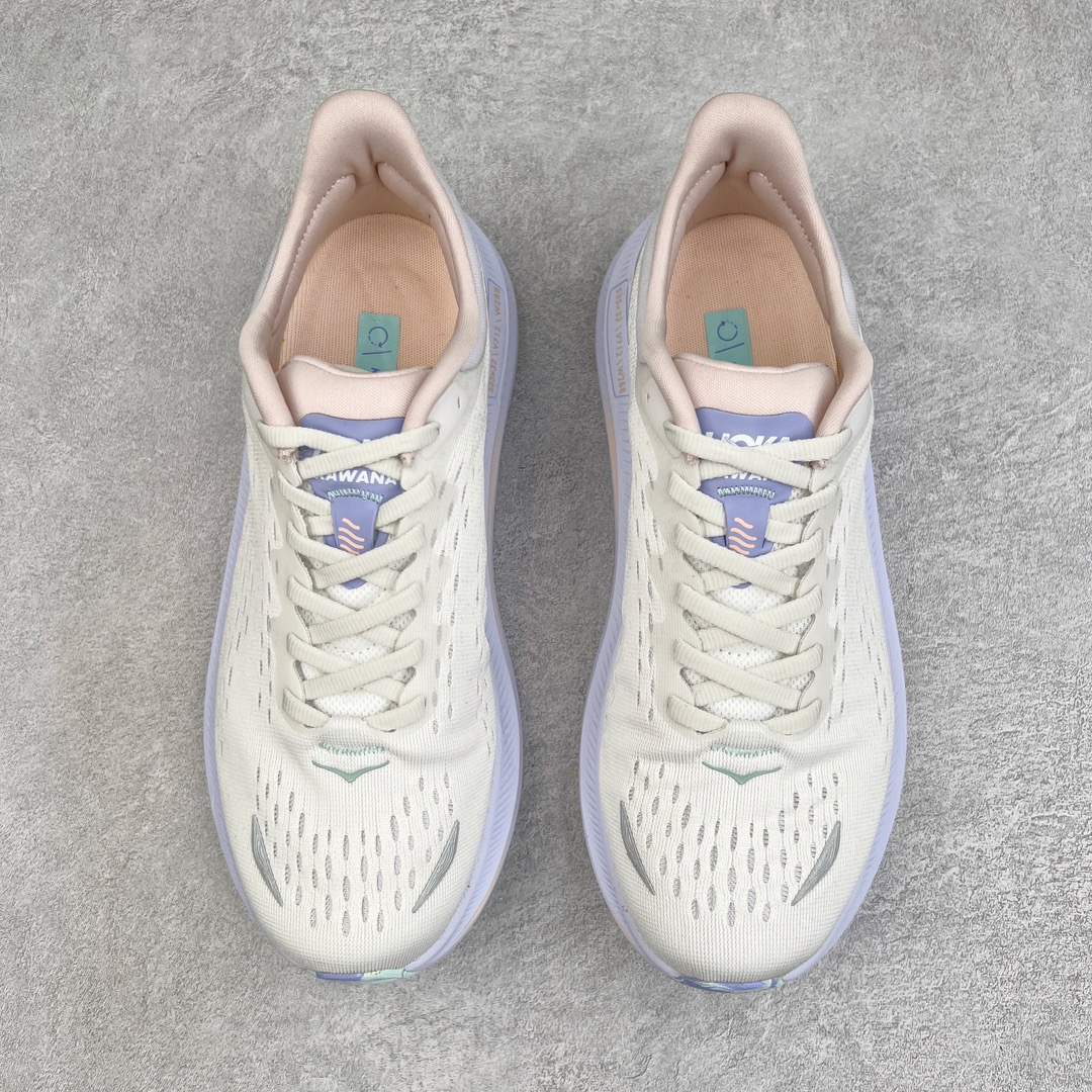 图片[2]-HOKA ONE ONE Kawana 运动鞋 设计采用再生植物纤维网纱制成独特的新型鞋面 工程网纱鞋面柔软透气 搭载 HOKA 标志性缓震中底 提供贴合脚感的同时 还带来有力的支撑 可以在不同速度下兼顾耐久性 是跑步新手和运动爱好者在多场景跑步、运动健身和日常通勤时的不二之选 前后掌 5mm 落差的缓震中底与凹槽设计外底结合速度型滚动平衡技术 可在步伐转换的过程中确保平稳过渡 加长版鞋跟和符合人体工学的跟腱部结构赋予运动爱好者轻盈舒适的脚感 KAWANA 以备受追捧的 MACH 4 作为灵感之源 鞋跟处的 SwallowTail™ 几何造型可在落地时缔造流畅稳定的步态 得以实现柔韧保护 后跟延伸而出的鞋提方便穿脱 全方位提升了整双鞋的穿着体验 尺码：36 36.5 37.5 38 38.5 39 40 40.5 41 42 42.5 43 44 44.5 45-选品中心