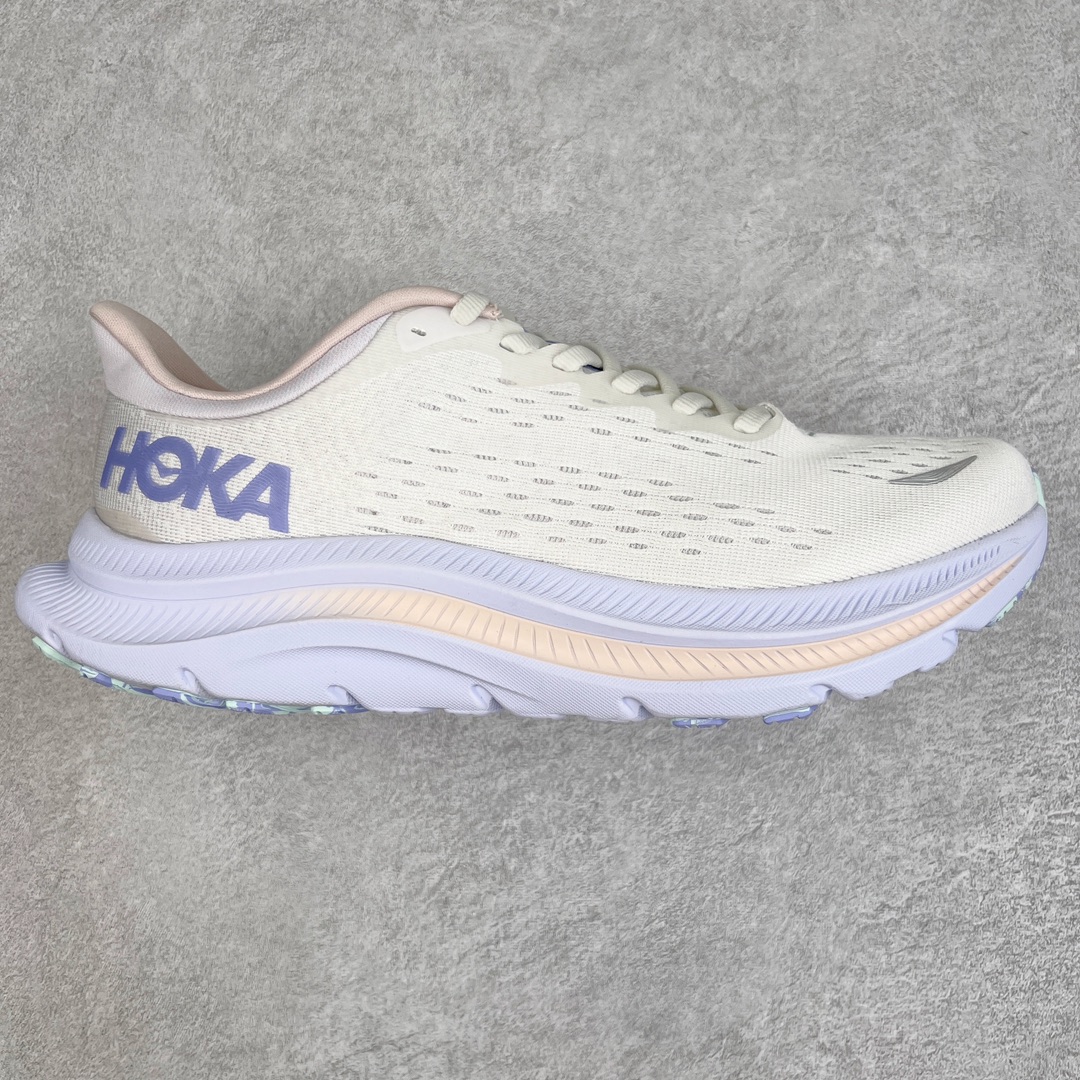 HOKA ONE ONE Kawana 运动鞋 设计采用再生植物纤维网纱制成独特的新型鞋面 工程网纱鞋面柔软透气 搭载 HOKA 标志性缓震中底 提供贴合脚感的同时 还带来有力的支撑 可以在不同速度下兼顾耐久性 是跑步新手和运动爱好者在多场景跑步、运动健身和日常通勤时的不二之选 前后掌 5mm 落差的缓震中底与凹槽设计外底结合速度型滚动平衡技术 可在步伐转换的过程中确保平稳过渡 加长版鞋跟和符合人体工学的跟腱部结构赋予运动爱好者轻盈舒适的脚感 KAWANA 以备受追捧的 MACH 4 作为灵感之源 鞋跟处的 SwallowTail™ 几何造型可在落地时缔造流畅稳定的步态 得以实现柔韧保护 后跟延伸而出的鞋提方便穿脱 全方位提升了整双鞋的穿着体验 尺码：36 36.5 37.5 38 38.5 39 40 40.5 41 42 42.5 43 44 44.5 45-选品中心