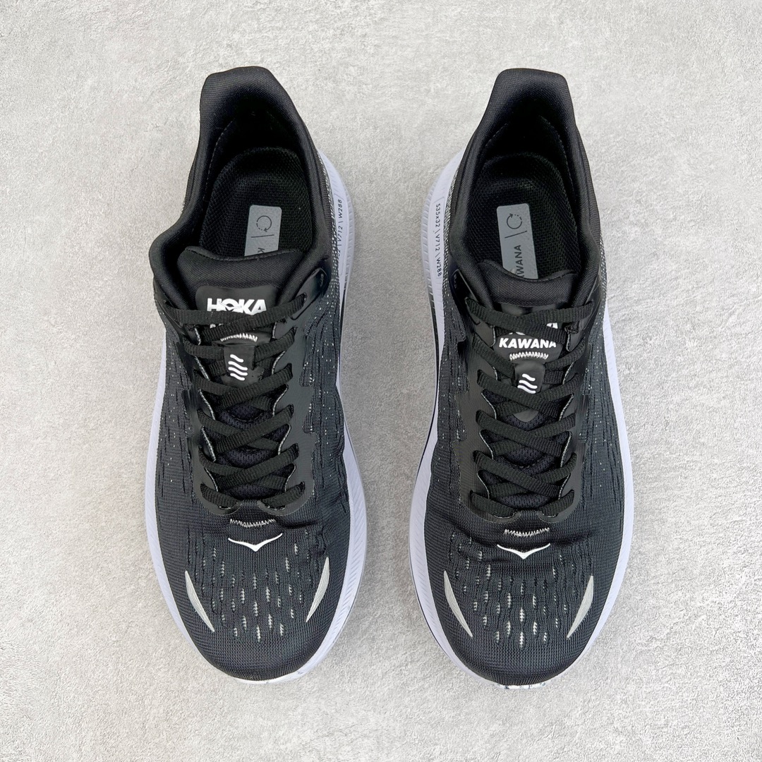 图片[2]-HOKA ONE ONE Kawana 运动鞋 设计采用再生植物纤维网纱制成独特的新型鞋面 工程网纱鞋面柔软透气 搭载 HOKA 标志性缓震中底 提供贴合脚感的同时 还带来有力的支撑 可以在不同速度下兼顾耐久性 是跑步新手和运动爱好者在多场景跑步、运动健身和日常通勤时的不二之选 前后掌 5mm 落差的缓震中底与凹槽设计外底结合速度型滚动平衡技术 可在步伐转换的过程中确保平稳过渡 加长版鞋跟和符合人体工学的跟腱部结构赋予运动爱好者轻盈舒适的脚感 KAWANA 以备受追捧的 MACH 4 作为灵感之源 鞋跟处的 SwallowTail™ 几何造型可在落地时缔造流畅稳定的步态 得以实现柔韧保护 后跟延伸而出的鞋提方便穿脱 全方位提升了整双鞋的穿着体验 尺码：36 36.5 37.5 38 38.5 39 40 40.5 41 42 42.5 43 44 44.5 45-选品中心