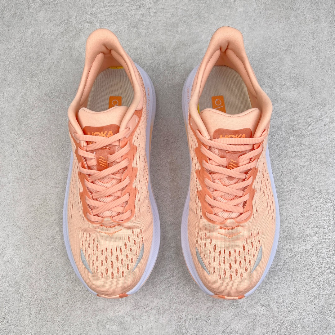 图片[2]-HOKA ONE ONE Kawana 运动鞋 设计采用再生植物纤维网纱制成独特的新型鞋面 工程网纱鞋面柔软透气 搭载 HOKA 标志性缓震中底 提供贴合脚感的同时 还带来有力的支撑 可以在不同速度下兼顾耐久性 是跑步新手和运动爱好者在多场景跑步、运动健身和日常通勤时的不二之选 前后掌 5mm 落差的缓震中底与凹槽设计外底结合速度型滚动平衡技术 可在步伐转换的过程中确保平稳过渡 加长版鞋跟和符合人体工学的跟腱部结构赋予运动爱好者轻盈舒适的脚感 KAWANA 以备受追捧的 MACH 4 作为灵感之源 鞋跟处的 SwallowTail™ 几何造型可在落地时缔造流畅稳定的步态 得以实现柔韧保护 后跟延伸而出的鞋提方便穿脱 全方位提升了整双鞋的穿着体验 尺码：36 36.5 37.5 38 38.5 39 40 40.5 41 42 42.5 43 44 44.5 45-选品中心