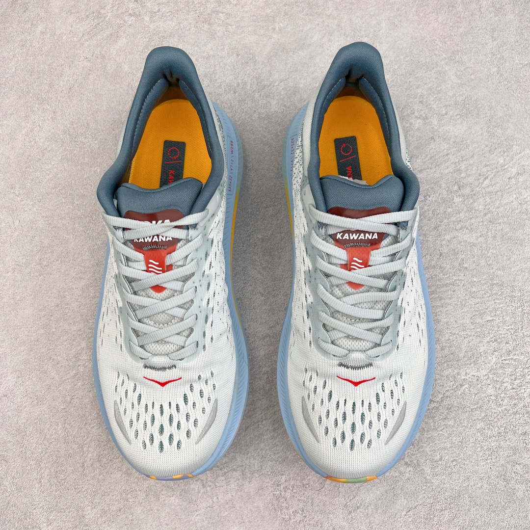 图片[2]-HOKA ONE ONE Kawana 运动鞋 设计采用再生植物纤维网纱制成独特的新型鞋面 工程网纱鞋面柔软透气 搭载 HOKA 标志性缓震中底 提供贴合脚感的同时 还带来有力的支撑 可以在不同速度下兼顾耐久性 是跑步新手和运动爱好者在多场景跑步、运动健身和日常通勤时的不二之选 前后掌 5mm 落差的缓震中底与凹槽设计外底结合速度型滚动平衡技术 可在步伐转换的过程中确保平稳过渡 加长版鞋跟和符合人体工学的跟腱部结构赋予运动爱好者轻盈舒适的脚感 KAWANA 以备受追捧的 MACH 4 作为灵感之源 鞋跟处的 SwallowTail™ 几何造型可在落地时缔造流畅稳定的步态 得以实现柔韧保护 后跟延伸而出的鞋提方便穿脱 全方位提升了整双鞋的穿着体验 尺码：36 36.5 37.5 38 38.5 39 40 40.5 41 42 42.5 43 44 44.5 45-选品中心
