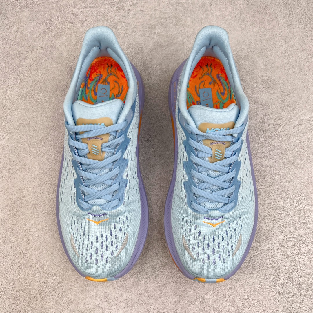 图片[2]-HOKA ONE ONE Kawana 运动鞋 设计采用再生植物纤维网纱制成独特的新型鞋面 工程网纱鞋面柔软透气 搭载 HOKA 标志性缓震中底 提供贴合脚感的同时 还带来有力的支撑 可以在不同速度下兼顾耐久性 是跑步新手和运动爱好者在多场景跑步、运动健身和日常通勤时的不二之选 前后掌 5mm 落差的缓震中底与凹槽设计外底结合速度型滚动平衡技术 可在步伐转换的过程中确保平稳过渡 加长版鞋跟和符合人体工学的跟腱部结构赋予运动爱好者轻盈舒适的脚感 KAWANA 以备受追捧的 MACH 4 作为灵感之源 鞋跟处的 SwallowTail™ 几何造型可在落地时缔造流畅稳定的步态 得以实现柔韧保护 后跟延伸而出的鞋提方便穿脱 全方位提升了整双鞋的穿着体验 尺码：36 36.5 37.5 38 38.5 39 40 40.5 41 42 42.5 43 44 44.5 45-选品中心