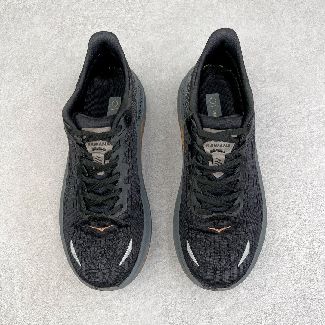 图片[2]-HOKA ONE ONE Kawana 运动鞋 设计采用再生植物纤维网纱制成独特的新型鞋面 工程网纱鞋面柔软透气 搭载 HOKA 标志性缓震中底 提供贴合脚感的同时 还带来有力的支撑 可以在不同速度下兼顾耐久性 是跑步新手和运动爱好者在多场景跑步、运动健身和日常通勤时的不二之选 前后掌 5mm 落差的缓震中底与凹槽设计外底结合速度型滚动平衡技术 可在步伐转换的过程中确保平稳过渡 加长版鞋跟和符合人体工学的跟腱部结构赋予运动爱好者轻盈舒适的脚感 KAWANA 以备受追捧的 MACH 4 作为灵感之源 鞋跟处的 SwallowTail™ 几何造型可在落地时缔造流畅稳定的步态 得以实现柔韧保护 后跟延伸而出的鞋提方便穿脱 全方位提升了整双鞋的穿着体验 尺码：36 36.5 37.5 38 38.5 39 40 40.5 41 42 42.5 43 44 44.5 45-选品中心