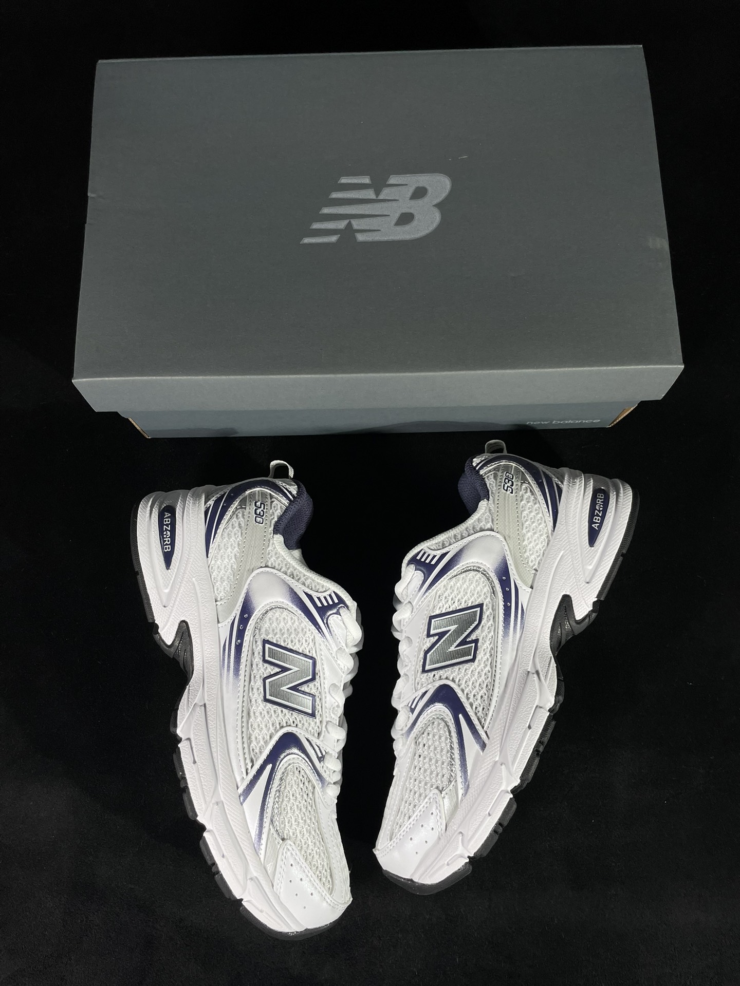 过验级 NB530白灰蓝 历时两月重新开版 精准还原流线鞋型 ● 鞋头正确皮料区分市场软超纤 ●独家使用定型工艺 鞋型还 过验级 NB530白灰蓝 历时两月重新开版 精准还原流线鞋型 ● 鞋头正确皮料区分市场软超纤 ●独家使用定型工艺 鞋型还