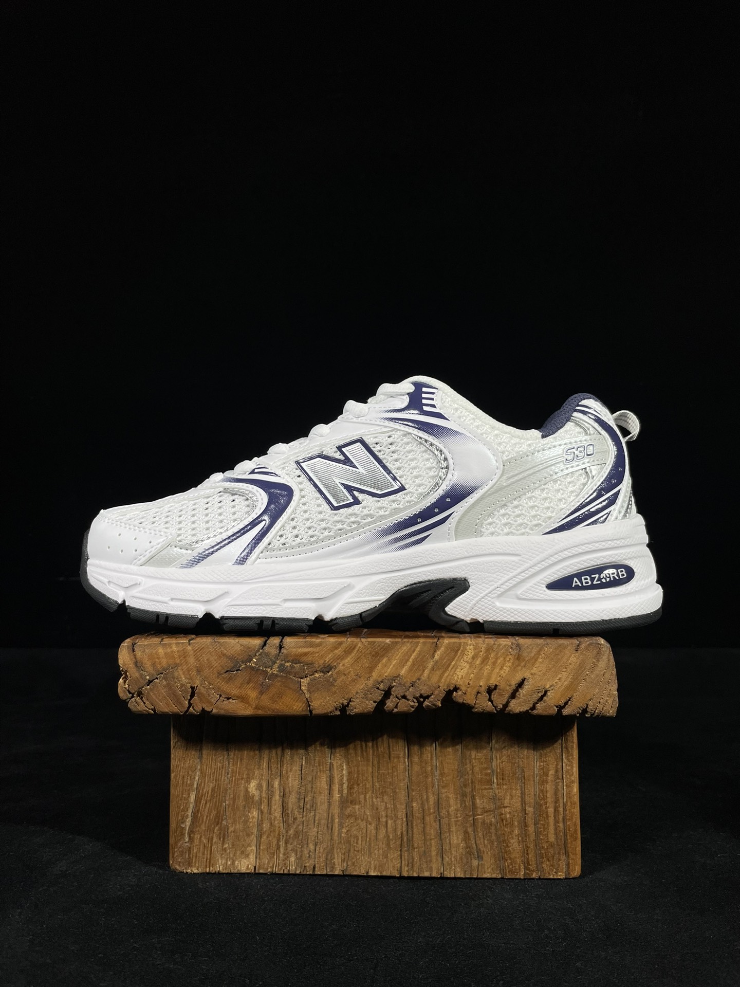 过验级 NB530白灰蓝 历时两月重新开版 精准还原流线鞋型 ● 鞋头正确皮料区分市场软超纤 ●独家使用定型工艺 鞋型还