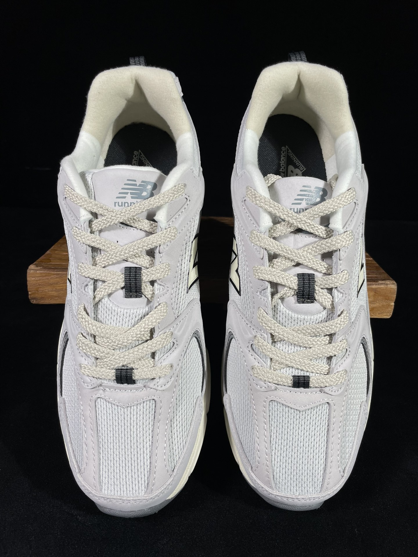 过验级 NB530皮面灰白 历时两月重新开版 精准还原流线鞋型 ● 鞋头正确皮料区分市场软超纤 ●独家使用定型工艺 鞋型