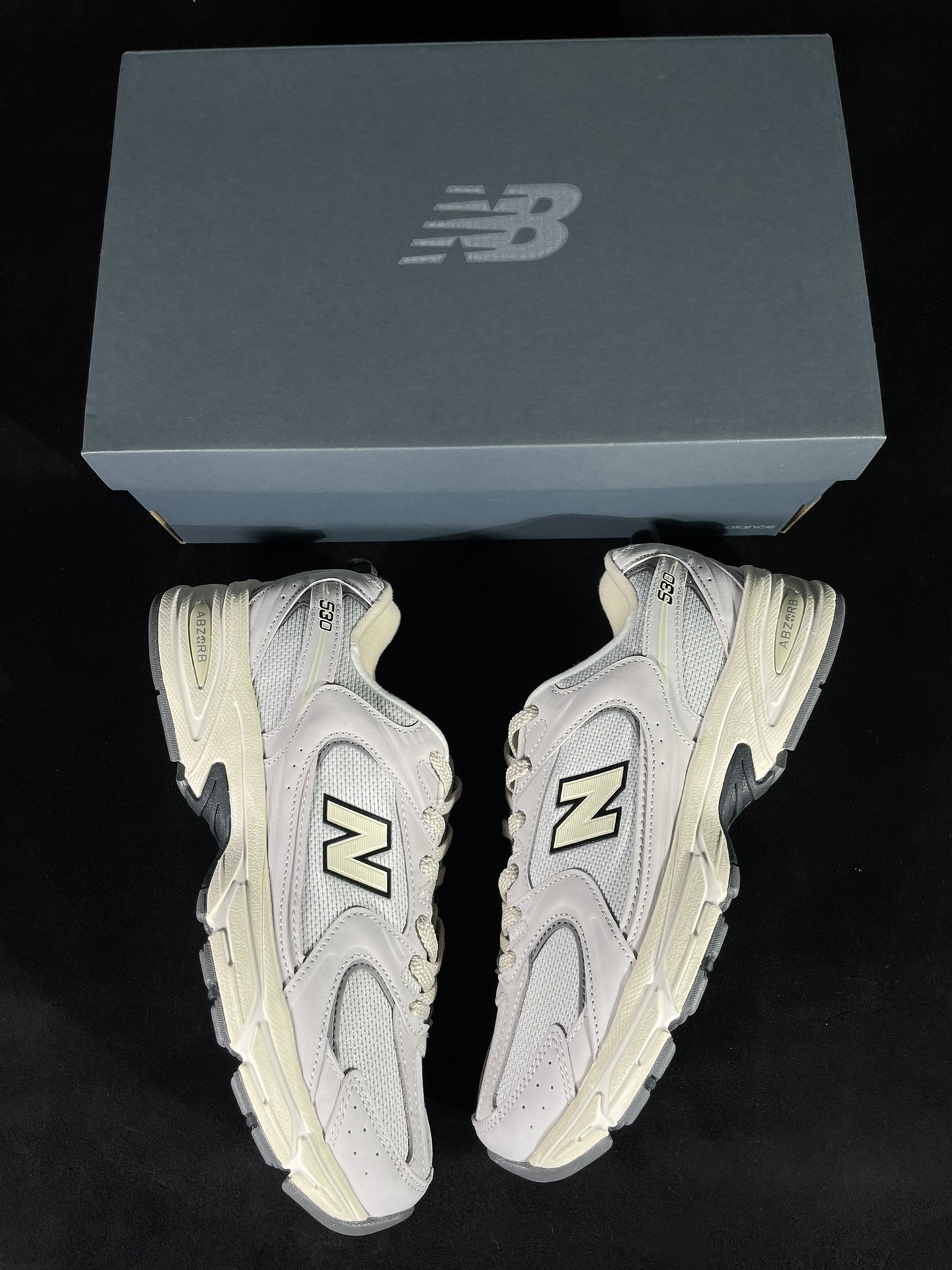 过验级 NB530皮面灰白 历时两月重新开版 精准还原流线鞋型 ● 鞋头正确皮料区分市场软超纤 ●独家使用定型工艺 鞋型