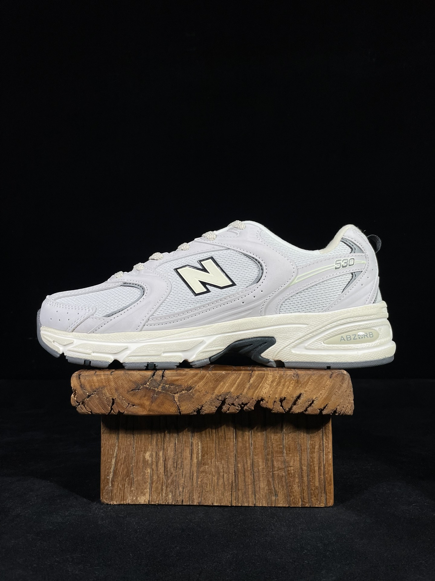 过验级 NB530皮面灰白 历时两月重新开版 精准还原流线鞋型 ● 鞋头正确皮料区分市场软超纤 ●独家使用定型工艺 鞋型