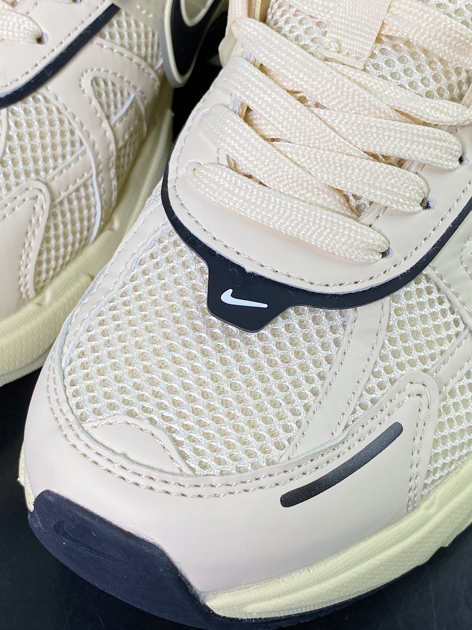 220 Wmns V2K Runtekk Low”Fossil Color”复古潮系列慢跑鞋“乳白黑”FD0736-101