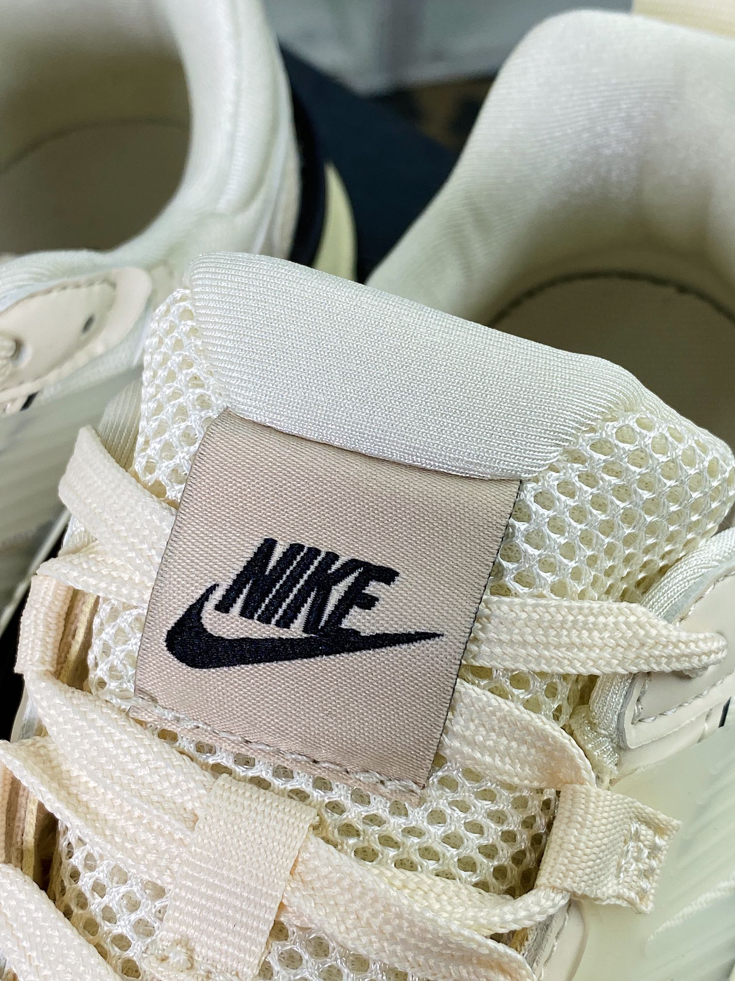 220 Wmns V2K Runtekk Low”Fossil Color”复古潮系列慢跑鞋“乳白黑”FD0736-101