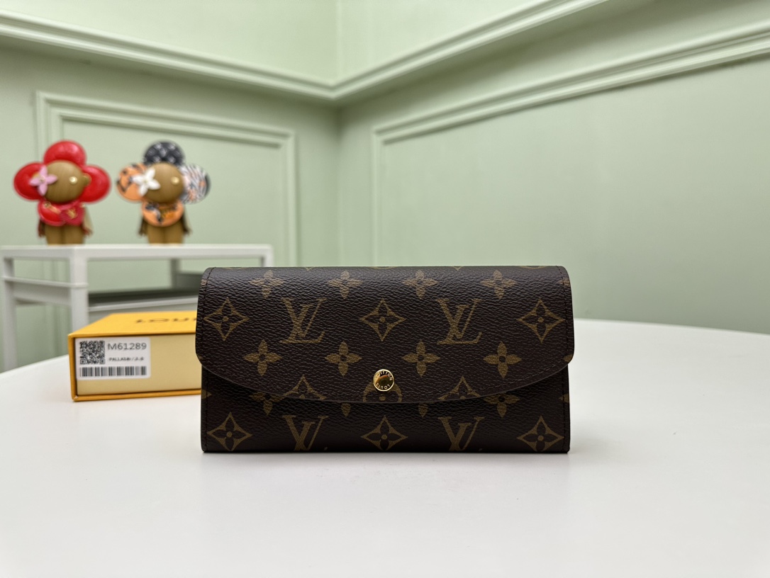 NO:672057,[Top original order] M61289 gold buckle pink, practical and gorgeously designed Emilie wallet is made of soft Monogram canvas, lined with brightly colored lining, and has an extremely elegant temperament. The multi-pocket design and eye-catching shape give it an irresistible charm. Size: 19x10cm, packaging: with packaging box, LV wallet, Louis Vuitton, wallets19860909【顶级原单】M61289金扣粉色功能实用且设计华美的 Emilie 钱夹采用柔软的 Monogram 帆布制成,衬以颜色鲜艳的内衬,气质极为优雅. 多袋式设计和引人注目的造型赋予其无法抗拒的迷人魅力.尺寸:19x10cm,包装:配包装盒,,LV钱包,louis vuitton,wallets,欧美剧