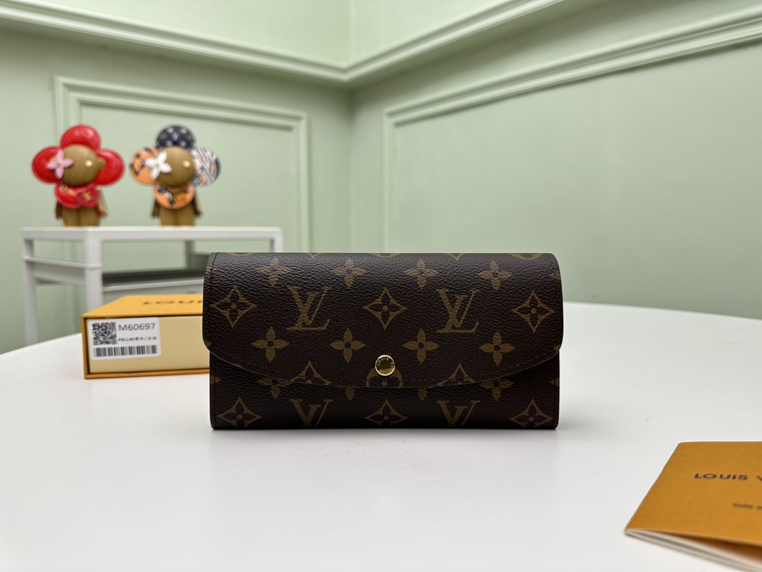 NO:672059,[Top Original Order] M60697 Gold Buckle Purple Red Functional and gorgeously designed Emilie wallet is made of soft Monogram canvas, lined with brightly colored lining, and has an extremely elegant temperament. The multi-pocket design and eye-catching shape give it an irresistible charm. Size: 19x10cm, packaging: with box, LV wallet, Louis Vuitton, wallets19860909【顶级原单】M60697金扣紫红功能实用且设计华美的 Emilie 钱夹采用柔软的 Monogram 帆布制成,衬以颜色鲜艳的内衬,气质极为优雅. 多袋式设计和引人注目的造型赋予其无法抗拒的迷人魅力.尺寸:19x10cm,包装:配包装盒,,LV钱包,louis vuitton,wallets,欧美剧