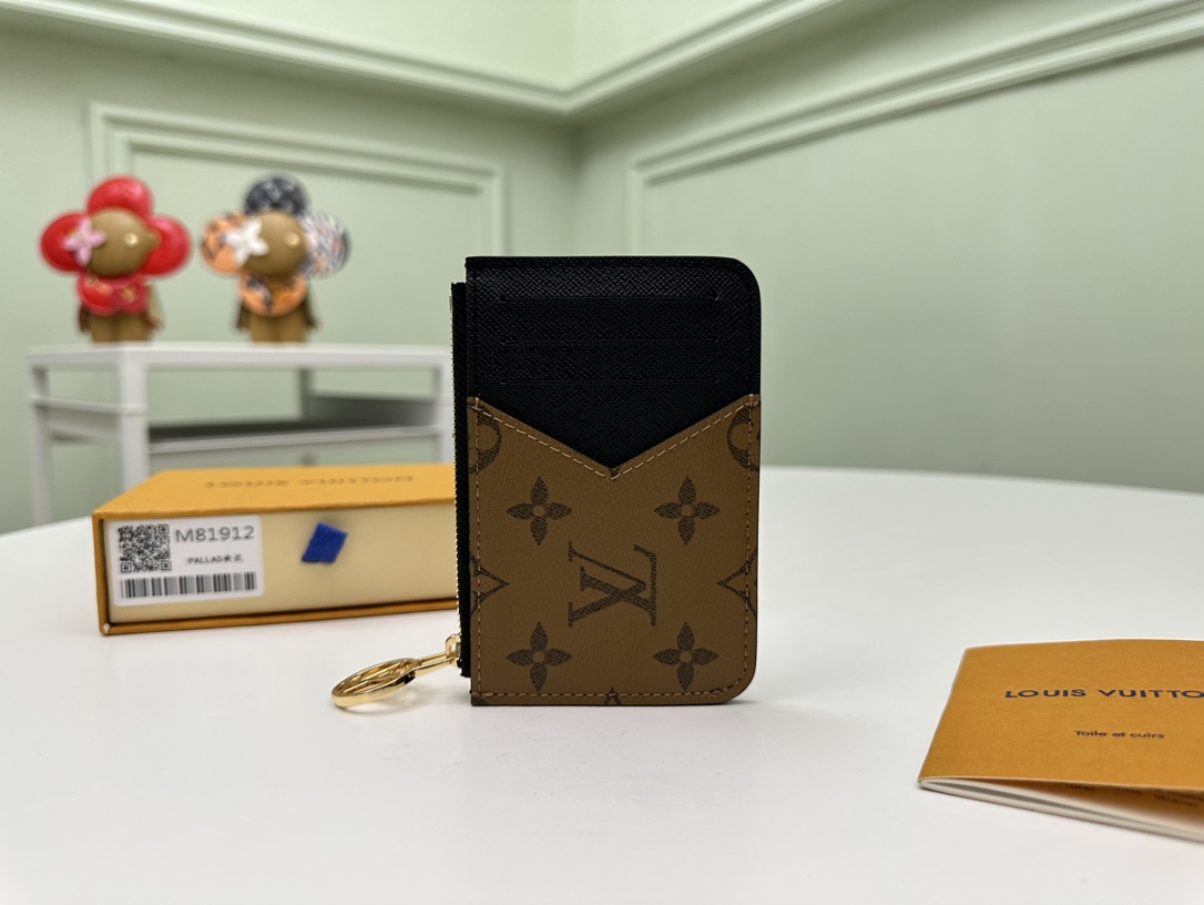 NO:672106,【Top Original Order】M81912 Yellow Flower Modern and versatile, the Romy Mailbox combines the simplicity of a mailbox with the practicality of a zipper-reinforced wallet, perfect for storing money, coins and receipts. This new model is crafted in monogram canvas and monogram reverse canvas with a colorful leather lining and unique LV Circle zipper in gold-tone metal. Dimensions: 12 x 8 x 0.8 cm., LV wallet, louis vuitton, wallets19860909【顶级原单】M81912黄花现代和多功能,Romy邮筒将邮筒的简单性与拉链加固的钱包的实用性结合在一起,非常适合存钱,硬币和收据.这个新模型精心制作在单字画布和单字反面画布上,带有彩色皮革衬里和独特的LV Circle拉链,采用金色金属.尺寸:12 x 8 x 0.8 cm.,LV钱包,louis vuitton,wallets,欧美剧