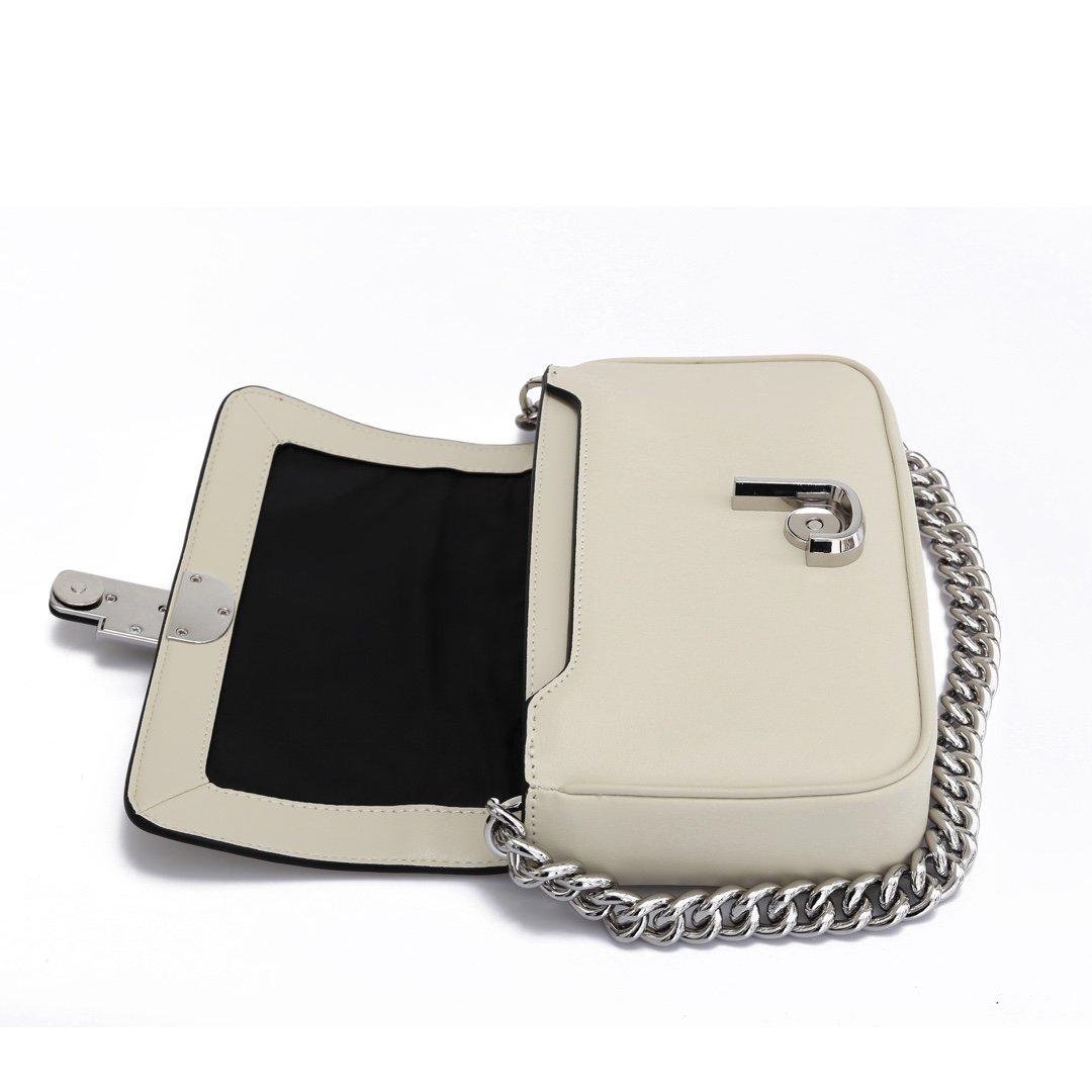 MJ秋冬新款，明星同款超热卖款；可单肩斜挎手提 链条可拆卸 长肩带可拆卸可调节长短 二条肩带可随意搭配 