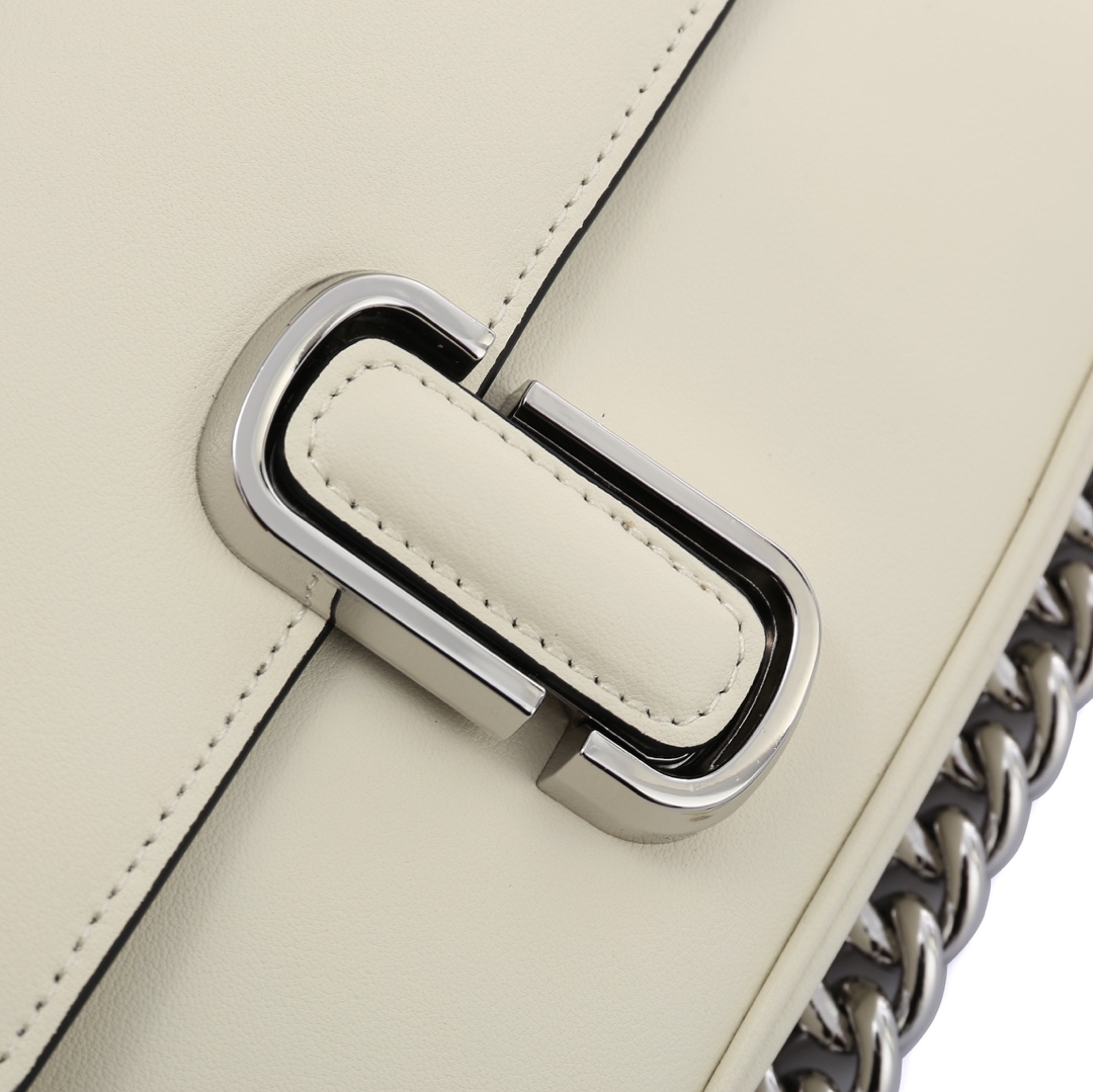 MJ秋冬新款，明星同款超热卖款；可单肩斜挎手提 链条可拆卸 长肩带可拆卸可调节长短 二条肩带可随意搭配 