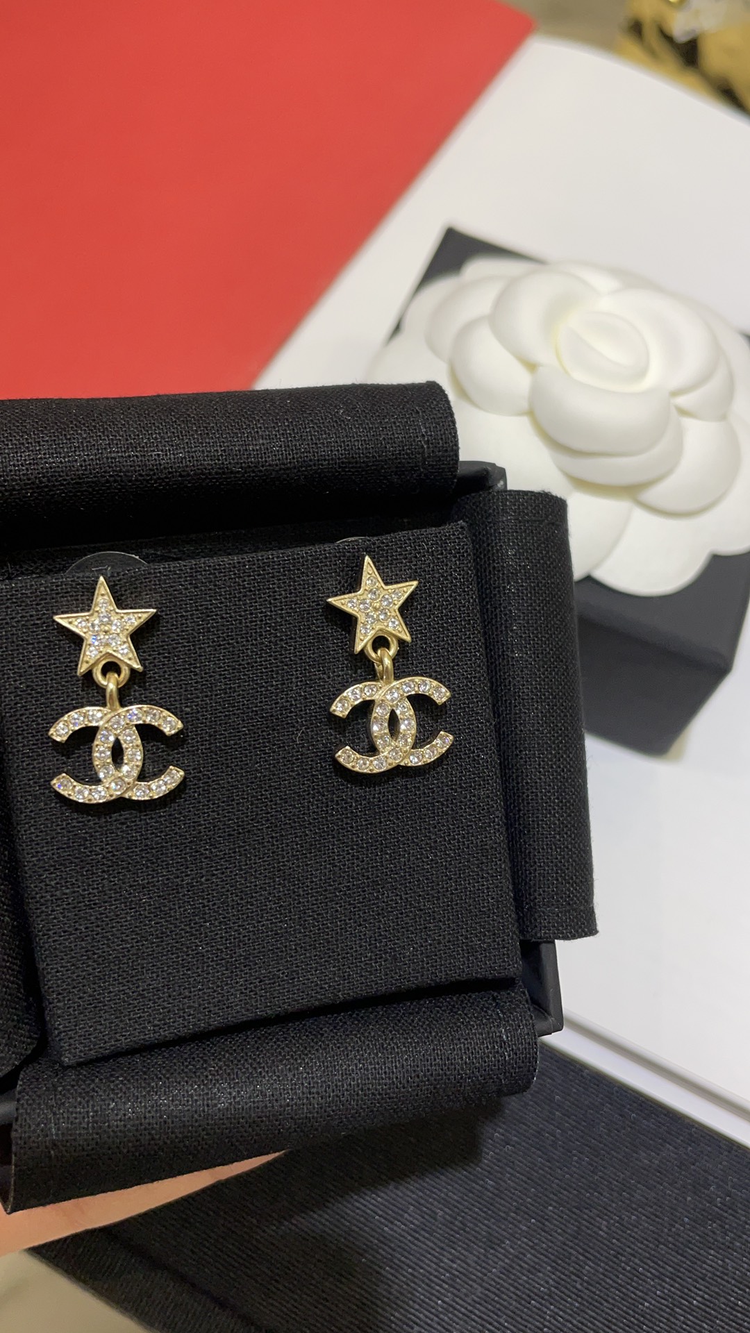 NO:631604,88160. Today's new product. Purchased yb 23A new light gold rhinestone double C star earrings. Full diamond double C embellished with small stars. Super sparkling and super charming. It is cute and lively when worn on the upper body. Customize it at a good price and earn money. The high-end handmade workshop series is really super noble. Exclusively purchased from yb development. Consistent brass gold plating, Swarovski diamonds, gold plating, Cartier high-end jewelry.1986090988160.今日新品 购入yb 23A新款淡金色水钻双C星星耳钉 满钻双C点缀小星星超闪超迷人 佩戴上身可爱活泼 定制好价买到赚到 高级手工坊系列真的超级显贵气 独家购入yb开发 一致黄铜镀金 施华洛钻,,gold plating,卡迪亚高端饰品,Jewelry