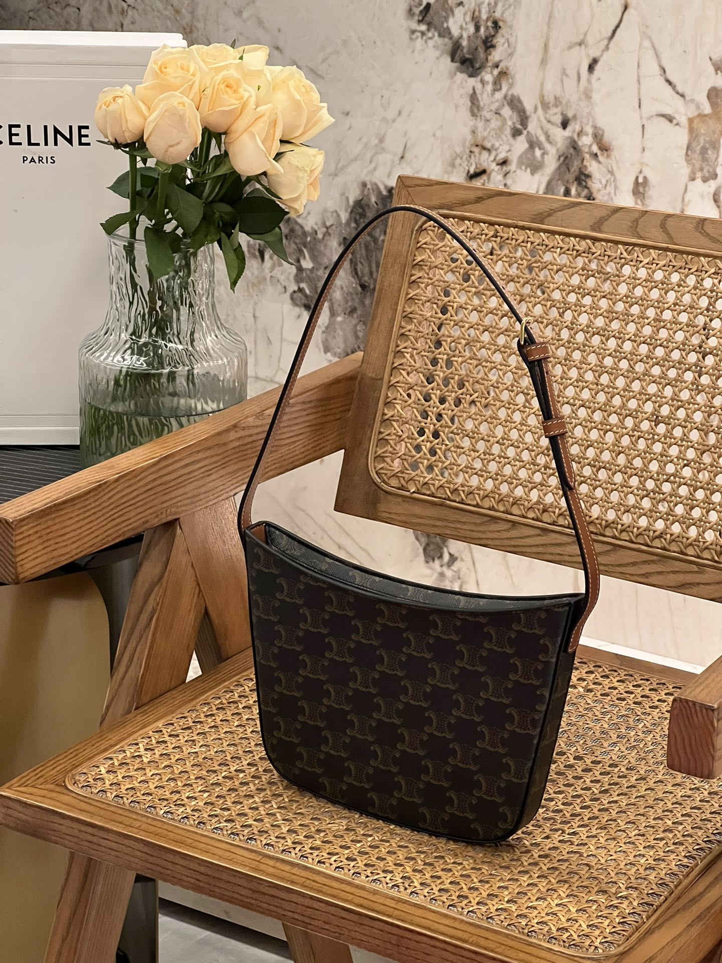 NO:197655,Genuine grade Ce new underarm bag~ Retro body and hardware simple design, a strong modern retro atmosphere, and a neutral and free and easy style, which is very generous and high-end. The whole bag has very few hardware, very light weight, but the capacity is large, low-key and practical!  Neutral retro, free and casual style~112273 Capacity is fully satisfactory in daily life Size 18.5-15.5-2cm, Celine, Celine, Celine19860909正品级 Ce新出腋下包～复古包身与五金简约设计,浓厚的摩登复古氛围,又自带一些中性的洒脱风格,非常大方高级.整个包的五金很少,自重很轻,但是容量却很大,低调又实用！中性复古,洒脱随性风～112273 容量日常完全满足 尺寸18.5-15.5-2cm,赛琳celine,celine,celine,Bag