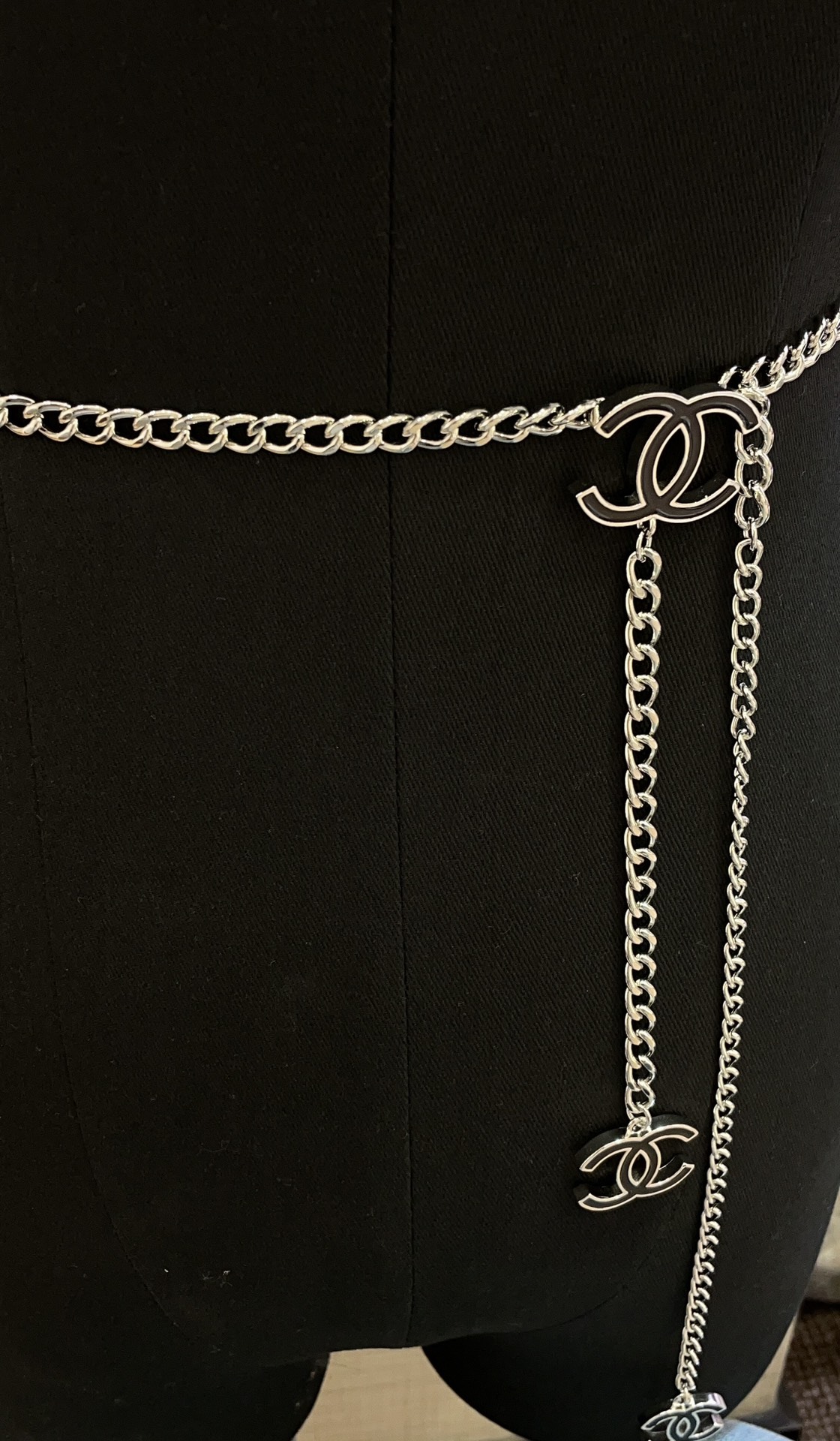 NO:634039,88240, arrived today. Second-hand series of black enamel double C silver waist chain necklace dual-use model. The black and silver color scheme is simple, neat and very fashionable. The hook can be hooked directly as long as you want. It is very convenient. It highlights the perfect body proportions and brightens the overall shape. z consistent brass material, necklace, Cartier high-end jewelry1986090988240,今日到货  中古系列黑色珐琅双C银色腰链项链两用款 黑银配色简洁利落又很时髦 挂钩可以随意长短直接钩上去 很方便 凸显完美身材比例 点亮整体造型 z一致黄铜材质,,necklace,卡迪亚高端饰品,Jewelry
