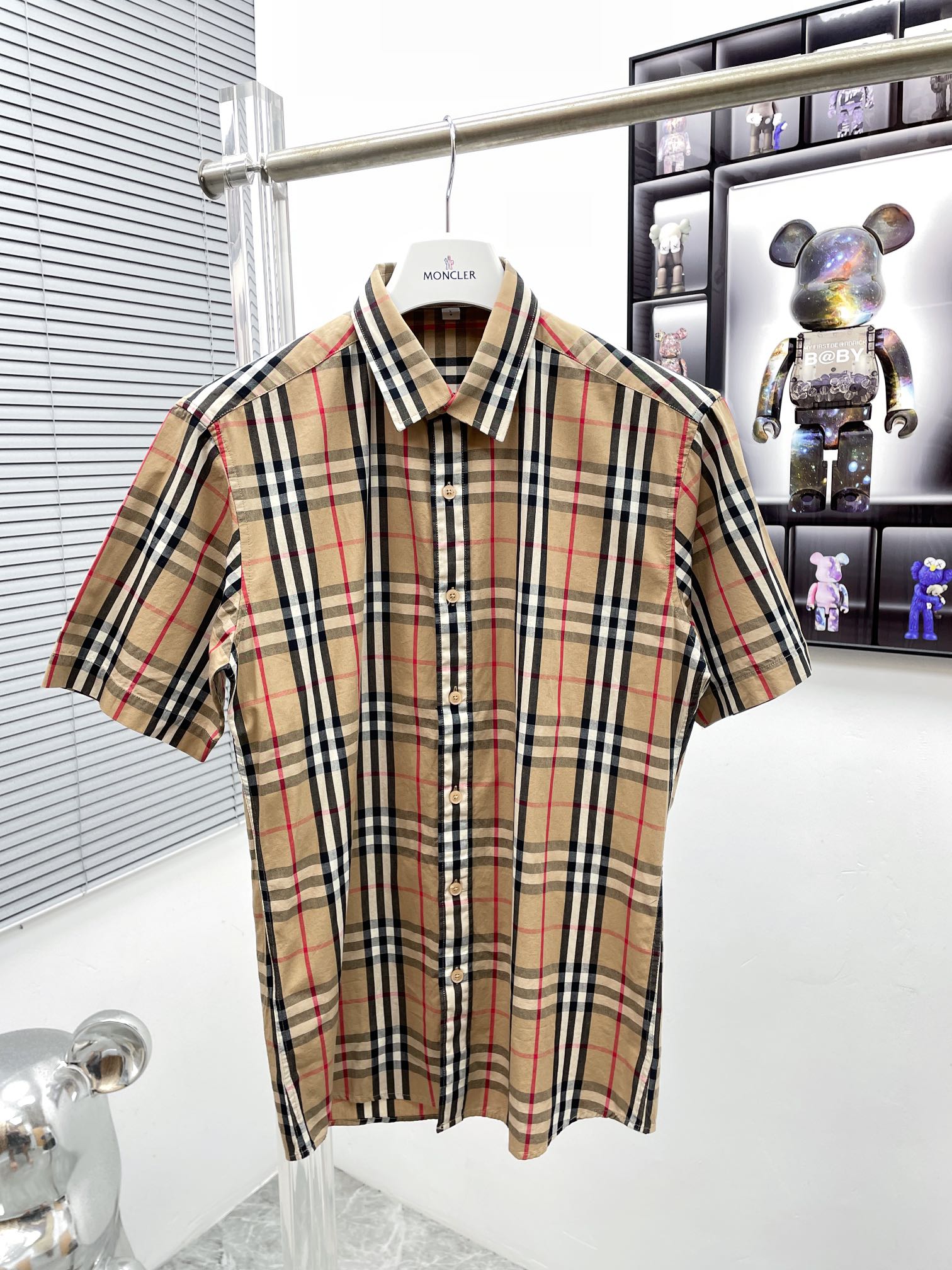 P115 Burberry 𝘽𝙪𝙧𝙗𝙚𝙧𝙧𝙮 BBR camisa clásica de manga corta a cuadros de hoja perenne, lujo ligero, artículo esenc…