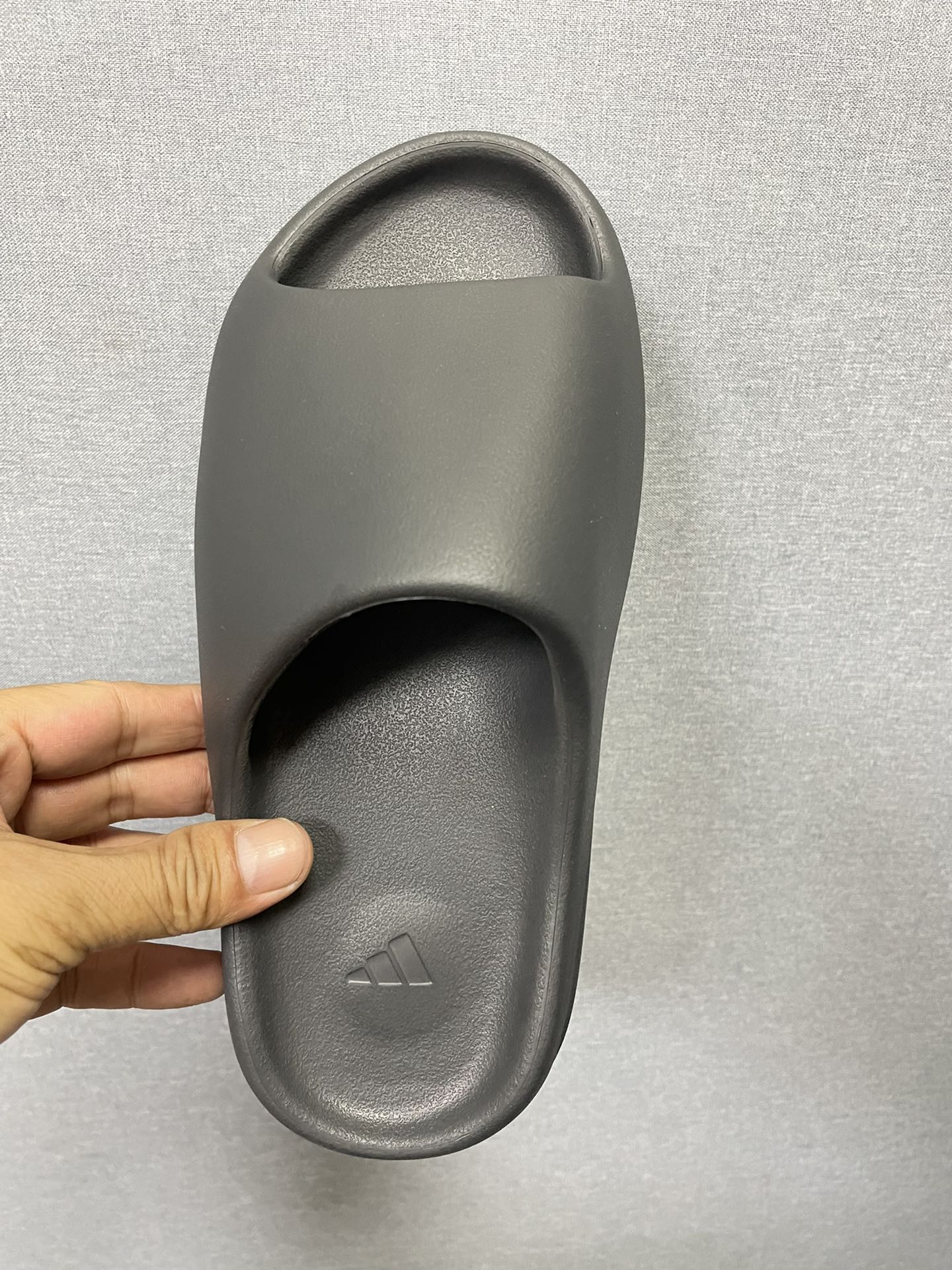180💰断码亏本特价 （编号69）
纯正品Yeezy 拖鞋 三色
保真 材质脚感这些不是那些歪货能比的
⚠️偏小两码 平时41的拿43 
库存：
黑色36.5.38.39.40.5.42.43.44.5.46.47.48.5
白色38.40.5.42.43.44.5.46.47.48.5
暖沙黄40.5.42.43.44.5.46.47




