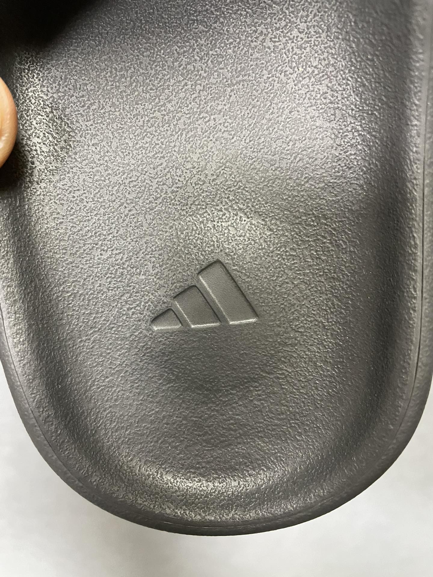 180💰断码亏本特价 （编号69）
纯正品Yeezy 拖鞋 三色
保真 材质脚感这些不是那些歪货能比的
⚠️偏小两码 平时41的拿43 
库存：
黑色36.5.38.39.40.5.42.43.44.5.46.47.48.5
白色38.40.5.42.43.44.5.46.47.48.5
暖沙黄40.5.42.43.44.5.46.47



