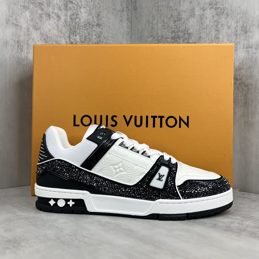 Louis Vuitton 新款上架 2023 Louis*Vuitto* LV trainer 满钻系列 走秀款TRAINER 大底和面料私模 绝对下血本费心思的一款鞋子 自Vifgil到来之后而设计的这一系列 每一季度都深受众多粉丝的青睐 TPU 大底 包装