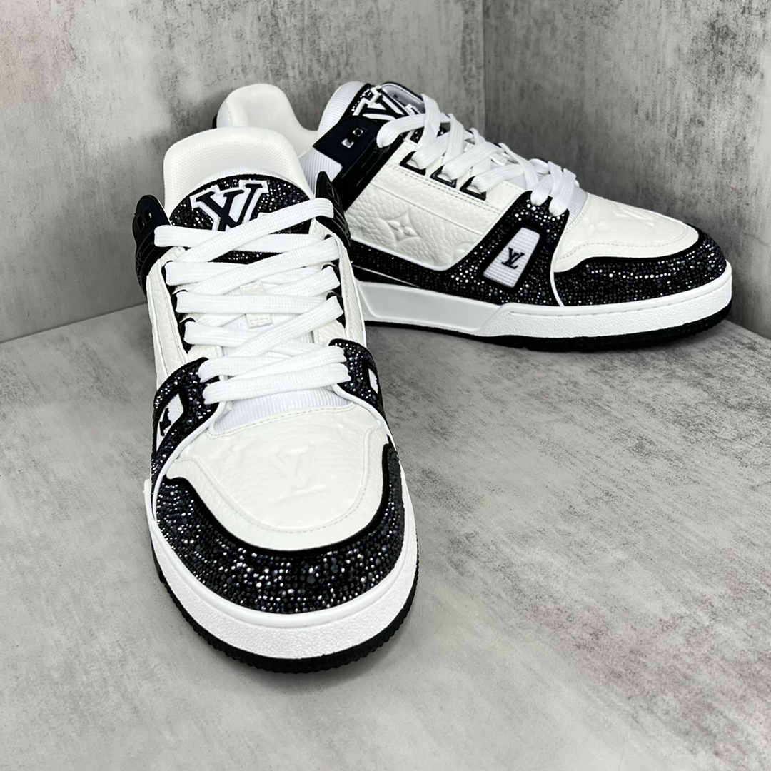 Louis Vuitton 新款上架 2023 Louis*Vuitto* LV trainer 满钻系列 走秀款TRAINER 大底和面料私模 绝对下血本费心思的一款鞋子 自Vifgil到来之后而设计的这一系列 每一季度都深受众多粉丝的青睐 TPU 大底 包装