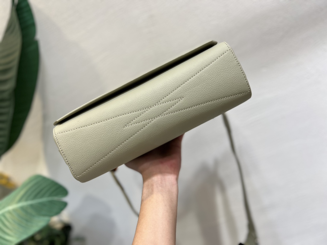 M22505绿色 全皮男包邮差包系列 Takeoff 邮差包选用舒软柔韧的 LV Aerogram 牛皮革,以金属 LV 字母标注一角 4