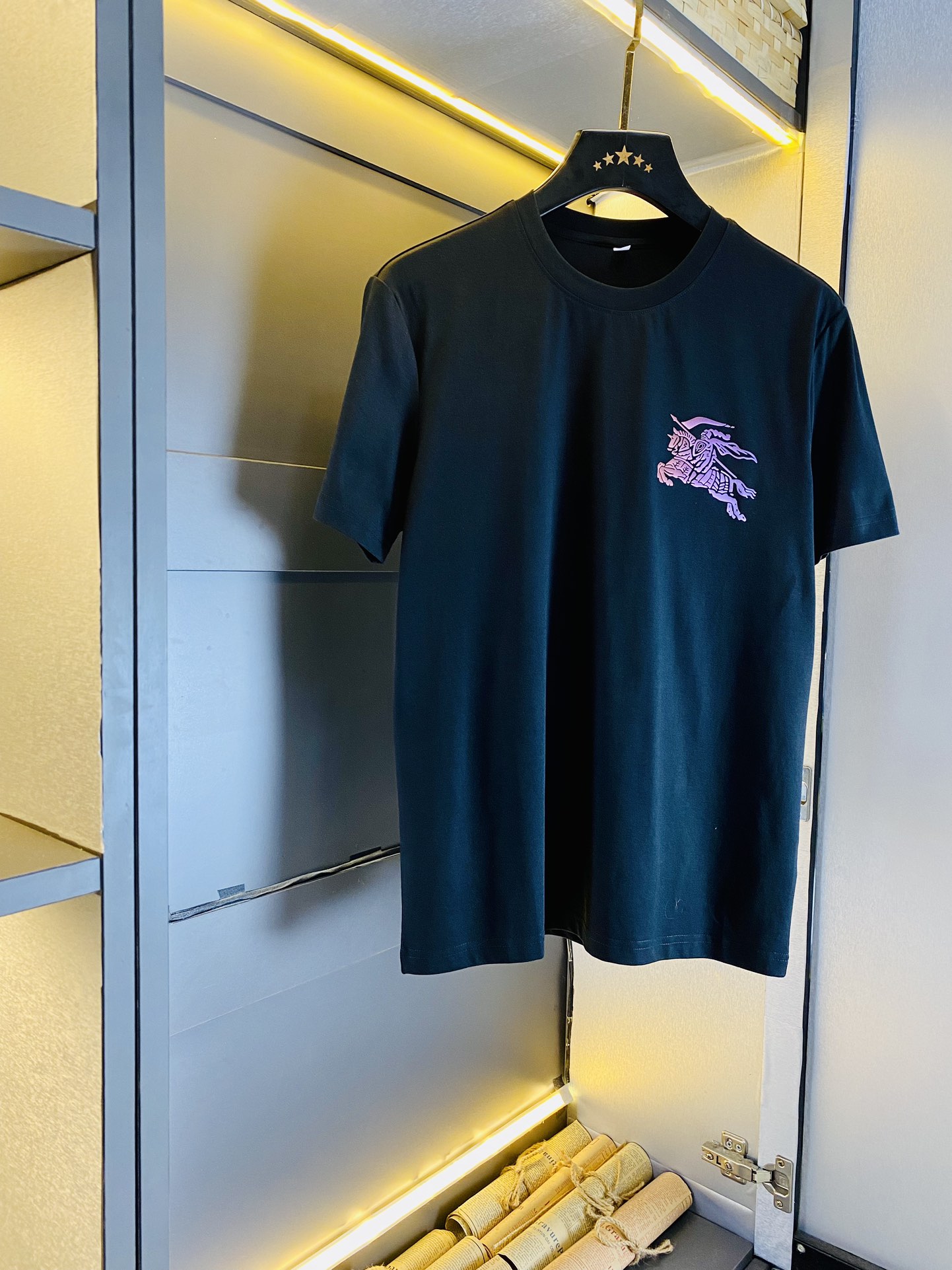 NO:450537,Wear 240 pounds, gospel of fat, couples, size M-6XL, Burberry, original single quality, latest 2025 men's short-sleeved T-shirt, clothes, selected counter customized top mercerized cotton imported fabric, all details are perfectly 1 to 1 replica, restore the authentic 100% original hardware, high-end customized auxiliary materials, original factory original standard, excellent upper body effect!  ,burberry,burberry,T-shirt,tees,t-shirt,alexander wang19860909穿240斤 胖子福音 情侣款 码数M-6XL 巴宝莉Burberry 原单品质 2025最新款 男装短袖T恤 衣服 精选专柜订制顶级丝光棉进口面料 所有细节做工完美1比1复刻 还原正品百分百 原版五金 高端订制辅料 原厂原标 上身效果超赞！,,burberry,burberry,T-shirt,tees，t-shirt,alexander wang,Men's clothing