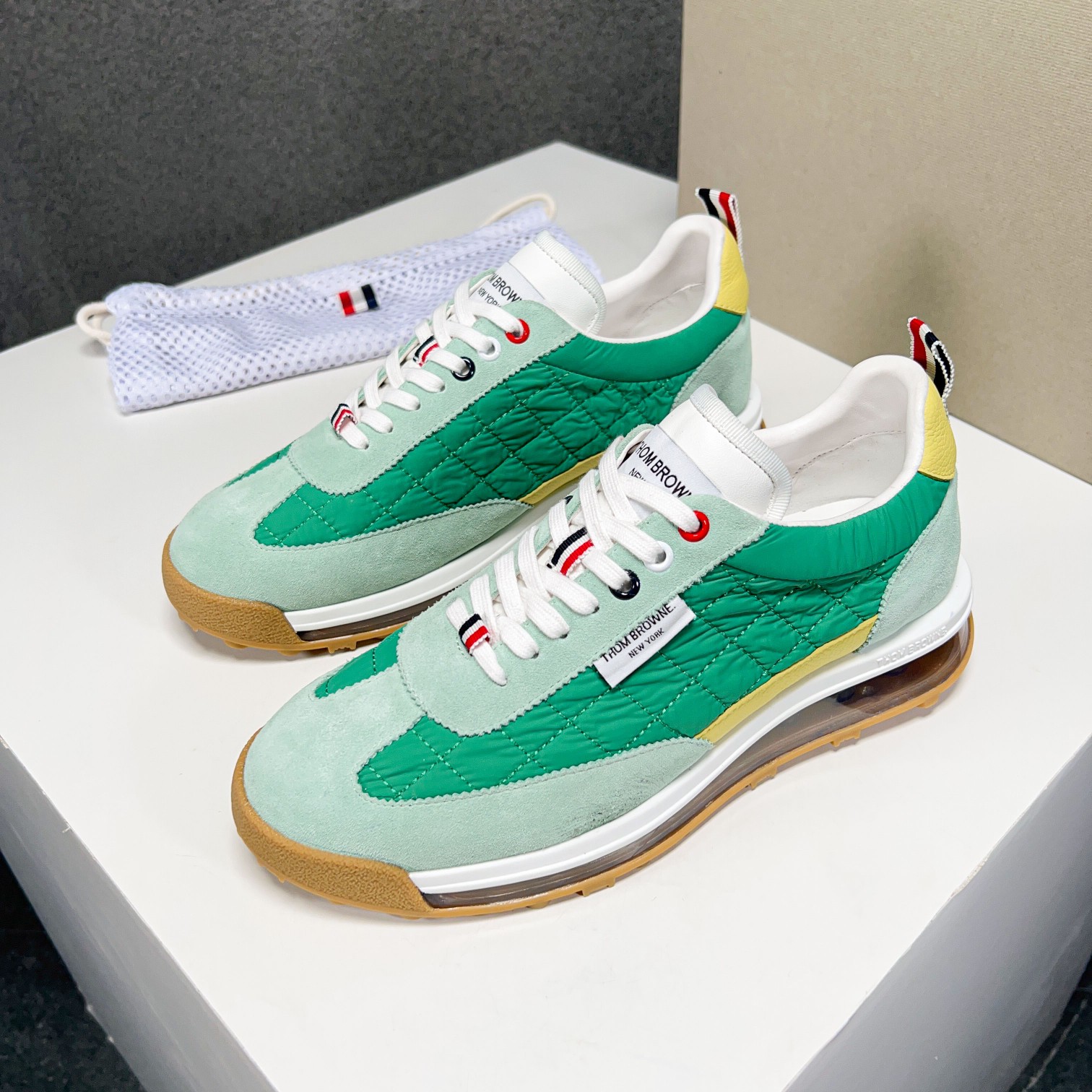 NO:271284,THO* BROWN* —Tom Brown. High-end version. The counter is released simultaneously. The upper is made of original tarp-stitched cowhide design. The original inner lining. The original cowhide foot pad. The sole adopts original special air cushion sole. Don’t miss it for the fashion and trendy little owner. Size 39-44.38 45 orders,,thom browne,cowhide19860909THO* BROWN* —汤姆.布朗.高版本. 专柜同步发售 鞋面采用原版防水布拼接头层磨砂牛皮设计. 原版内里.原版牛皮垫脚.鞋底采用原厂特供气垫大底. 时尚潮流的小主不要错过噢 码数39-44.38 45 订,,thom browne,cowhide,Men's shoes