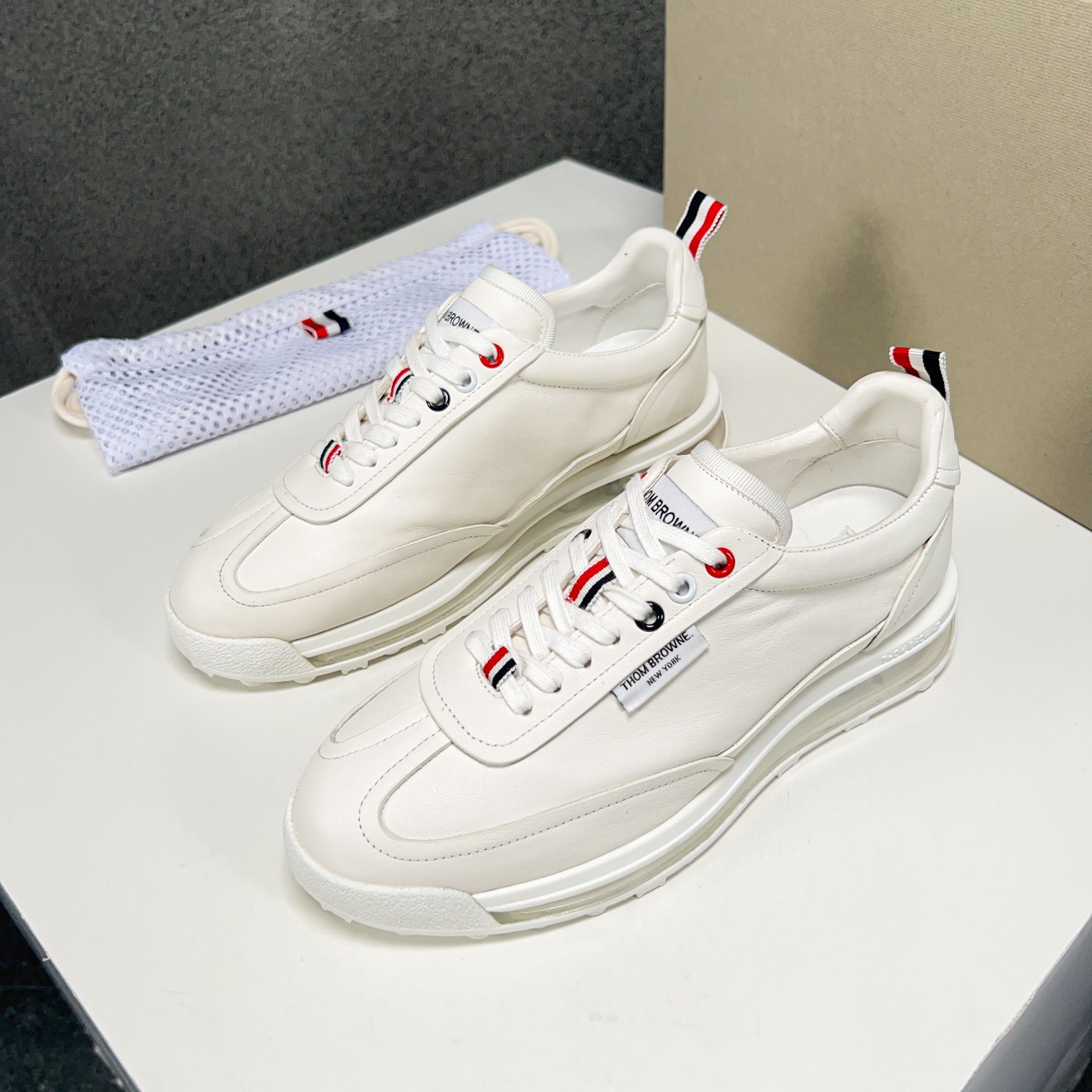 NO:271287,THO* BROWN* —Tom Brown. High-version. The counter is released simultaneously. The upper is made of original cowhide splicing top layer of matte cowhide design. Original cowhide inner lining. Original cowhide foot pads. The sole adopts original special air cushion sole. Don’t miss it for fashion and trendy little owners. Size 39-44 38 45 orders,,thom browne,cowhide19860909THO* BROWN* —汤姆.布朗.高版本. 专柜同步发售 鞋面采用原版牛皮拼接头层磨砂牛皮设计. 原版牛皮内里.原版牛皮垫脚.鞋底采用原厂特供气垫大底. 时尚潮流的小主不要错过噢 码数39-44 38 45 订,,thom browne,cowhide,Men's shoes