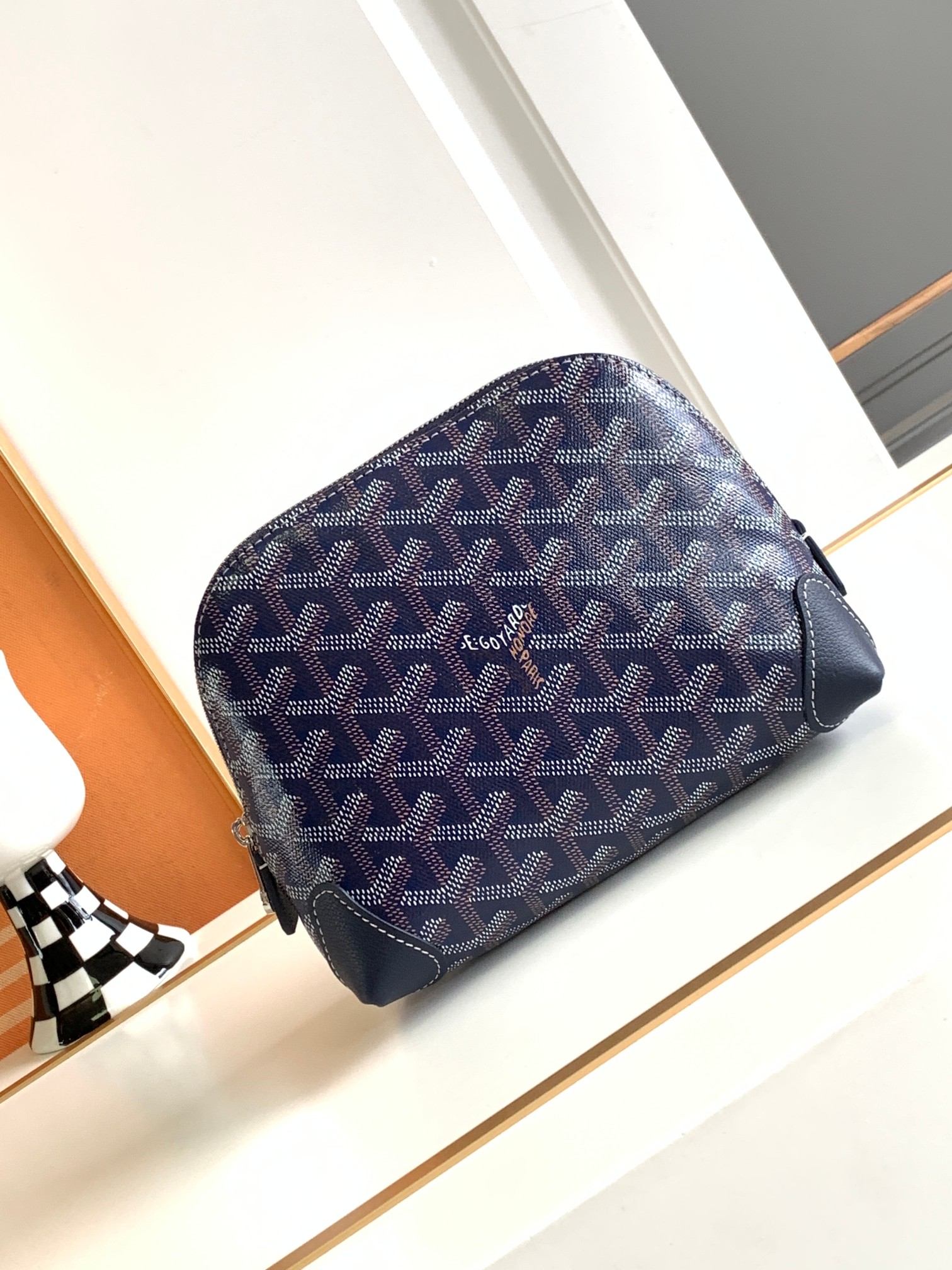 Косметичка Goyard Vendôme с водоотталкивающей хлопковой подкладкой, кожаными уголками и молнией с логотипом G