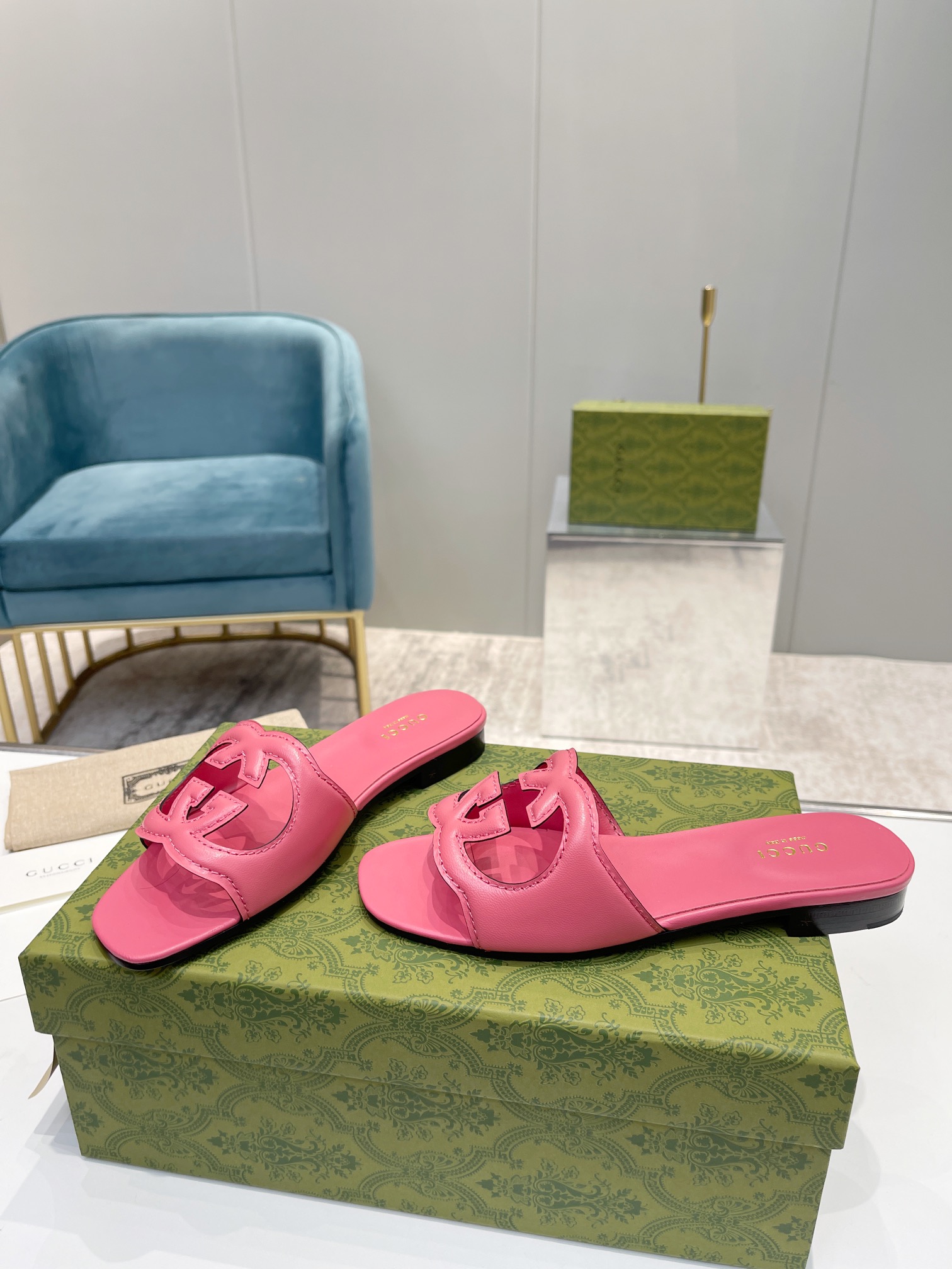 NO:391294,Top G family classic drag fabric calfskin/Yangjing lipkin for dough, midsole edging bag head with dough (luxury version) Outsole Italian leather big sole size 35/40, 41 customized!  Note that except for black and white, the other 7 colors of fabrics, inner lining, midsole, and insole are all made of dough, which is super noble and luxurious!  ,slippers,gucci,slippers,cowhide,sheep,Leather soles19860909顶级G家经典拖 面料小牛皮/羊京 里皮用面皮 中底包边包头采用面皮（奢侈对版） 大底意大利真皮大底 码数35/40,41定做！ 注意除了黑色,白色包中底外,其它7色彩色面料、内里,包中底,鞋垫全部采用面皮做的,超级高贵奢侈！,拖鞋,gucci,slippers,cowhide,sheep,Leather soles,Women's Shoes