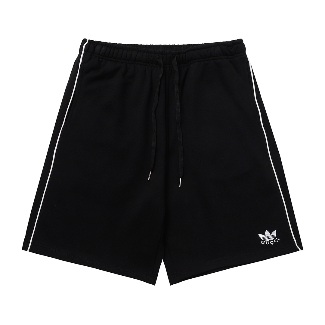 GUCCI/古驰 联名adidas侧边织带短裤 正面小标万针刺绣，经典简约，百搭不挑人 男女轻松驾驭 -面料采用400克百分百纯棉精密定制毛圈面料 不易变形 面料柔软舒适 做工精细在细节上力所能及做到最好手感非常舒服 -春夏最新砖柜同步 …