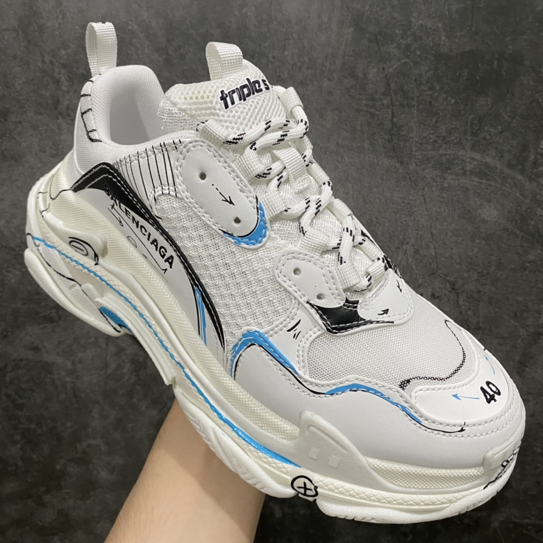 图片[3]-【VG升级版】BALENCIAGA Triple S 巴黎世家复古老爹鞋 官方新款徽标刺绣涂鸦白色nn这个版本品质真心不错n板型非常完美 反口不臃肿不像其他代号版本海绵塞太多过于臃肿，大底组合清洁度相当高，涂鸦效果与原版完美匹配，这款价格贵点真心没毛病n 全套原纸板楦头开发 最原汁原味的灵魂版型 全鞋荧光划线卡点 胶水把控整洁度追求极致完美 每一双都是工艺品 多重QC质检 超越公司货的品控标准 实实在在的免检产品 原盒原配 正确字体电绣 粗细、位置、大小正确 侧边TPU 透气孔匹配意产原版 正确气垫分离大底 TPU软底 原版一致大底LOGO 立体感十足 原厂皮料水洗做旧 采购原厂网纱 小牛皮 小羊皮和网眼 复杂的三层外底 采用Clear Sole技术将TPU注入鞋底内部可产生气泡 以提供更多舒适感 更轻的鞋子和减震效果 脚趾边缘绣有尺寸 侧面绣有徽标 背面压印徽标 舌头上的Triple S橡胶品牌 2个鞋带环 包括1个功能环 运动系带系统 带12个织物孔眼 双色鞋带让人想起远足靴的鞋带 后部拉环和舌头拉环 水洗效果 打造老旧外观 正常尺码Size：35 36 37 38 39 40 41 42 43 44 45 46-莆田鞋批发中心