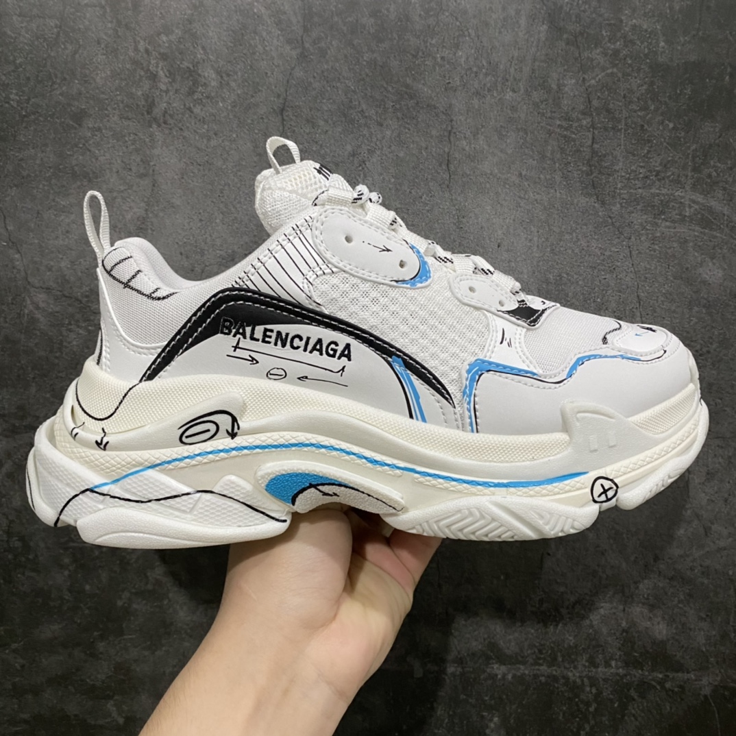 【VG升级版】BALENCIAGA Triple S 巴黎世家复古老爹鞋 官方新款徽标刺绣涂鸦白色nn这个版本品质真心不错n板型非常完美 反口不臃肿不像其他代号版本海绵塞太多过于臃肿，大底组合清洁度相当高，涂鸦效果与原版完美匹配，这款价格贵点真心没毛病n 全套原纸板楦头开发 最原汁原味的灵魂版型 全鞋荧光划线卡点 胶水把控整洁度追求极致完美 每一双都是工艺品 多重QC质检 超越公司货的品控标准 实实在在的免检产品 原盒原配 正确字体电绣 粗细、位置、大小正确 侧边TPU 透气孔匹配意产原版 正确气垫分离大底 TPU软底 原版一致大底LOGO 立体感十足 原厂皮料水洗做旧 采购原厂网纱 小牛皮 小羊皮和网眼 复杂的三层外底 采用Clear Sole技术将TPU注入鞋底内部可产生气泡 以提供更多舒适感 更轻的鞋子和减震效果 脚趾边缘绣有尺寸 侧面绣有徽标 背面压印徽标 舌头上的Triple S橡胶品牌 2个鞋带环 包括1个功能环 运动系带系统 带12个织物孔眼 双色鞋带让人想起远足靴的鞋带 后部拉环和舌头拉环 水洗效果 打造老旧外观 正常尺码Size：35 36 37 38 39 40 41 42 43 44 45 46-莆田鞋批发中心