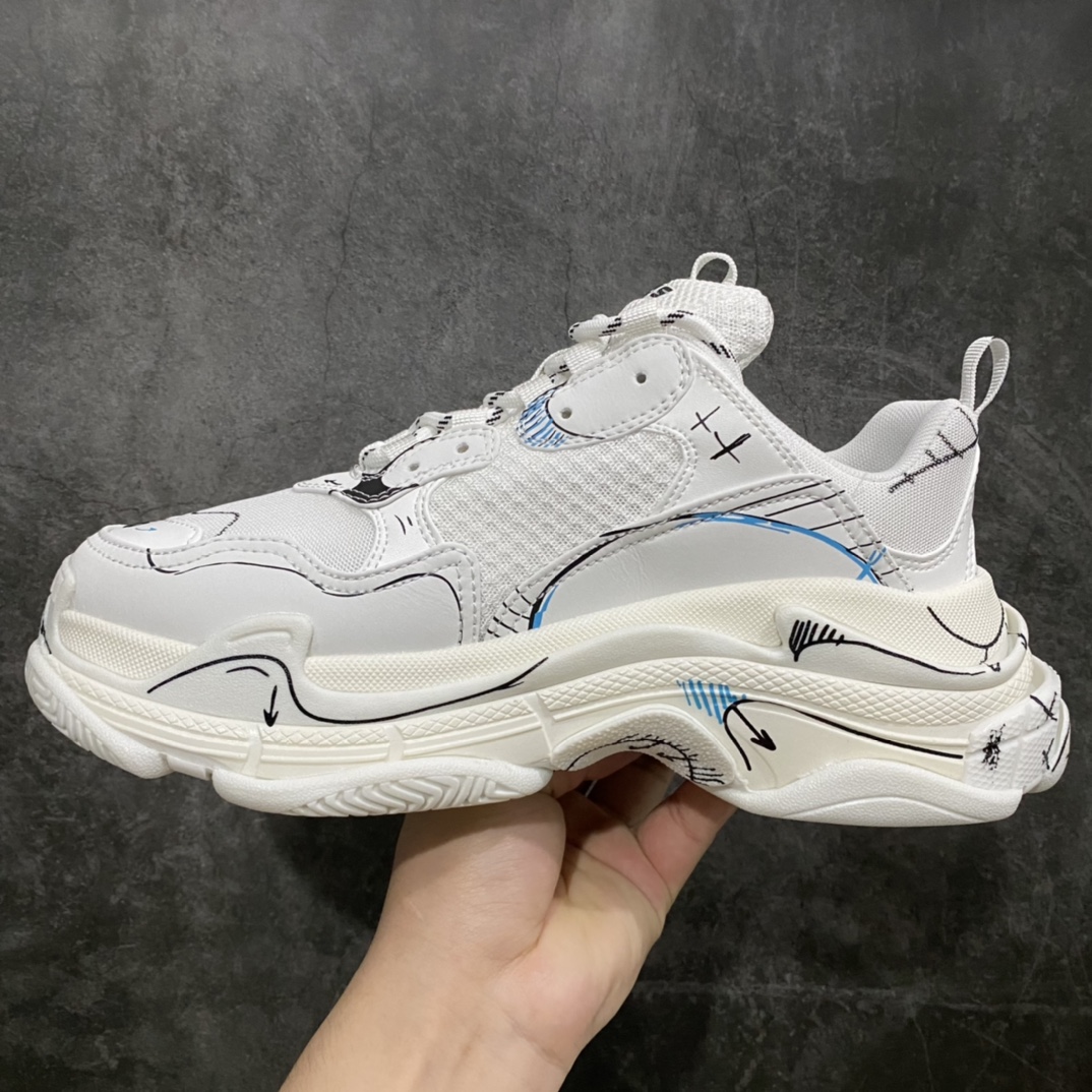 图片[2]-【VG升级版】BALENCIAGA Triple S 巴黎世家复古老爹鞋 官方新款徽标刺绣涂鸦白色nn这个版本品质真心不错n板型非常完美 反口不臃肿不像其他代号版本海绵塞太多过于臃肿，大底组合清洁度相当高，涂鸦效果与原版完美匹配，这款价格贵点真心没毛病n 全套原纸板楦头开发 最原汁原味的灵魂版型 全鞋荧光划线卡点 胶水把控整洁度追求极致完美 每一双都是工艺品 多重QC质检 超越公司货的品控标准 实实在在的免检产品 原盒原配 正确字体电绣 粗细、位置、大小正确 侧边TPU 透气孔匹配意产原版 正确气垫分离大底 TPU软底 原版一致大底LOGO 立体感十足 原厂皮料水洗做旧 采购原厂网纱 小牛皮 小羊皮和网眼 复杂的三层外底 采用Clear Sole技术将TPU注入鞋底内部可产生气泡 以提供更多舒适感 更轻的鞋子和减震效果 脚趾边缘绣有尺寸 侧面绣有徽标 背面压印徽标 舌头上的Triple S橡胶品牌 2个鞋带环 包括1个功能环 运动系带系统 带12个织物孔眼 双色鞋带让人想起远足靴的鞋带 后部拉环和舌头拉环 水洗效果 打造老旧外观 正常尺码Size：35 36 37 38 39 40 41 42 43 44 45 46-莆田鞋批发中心