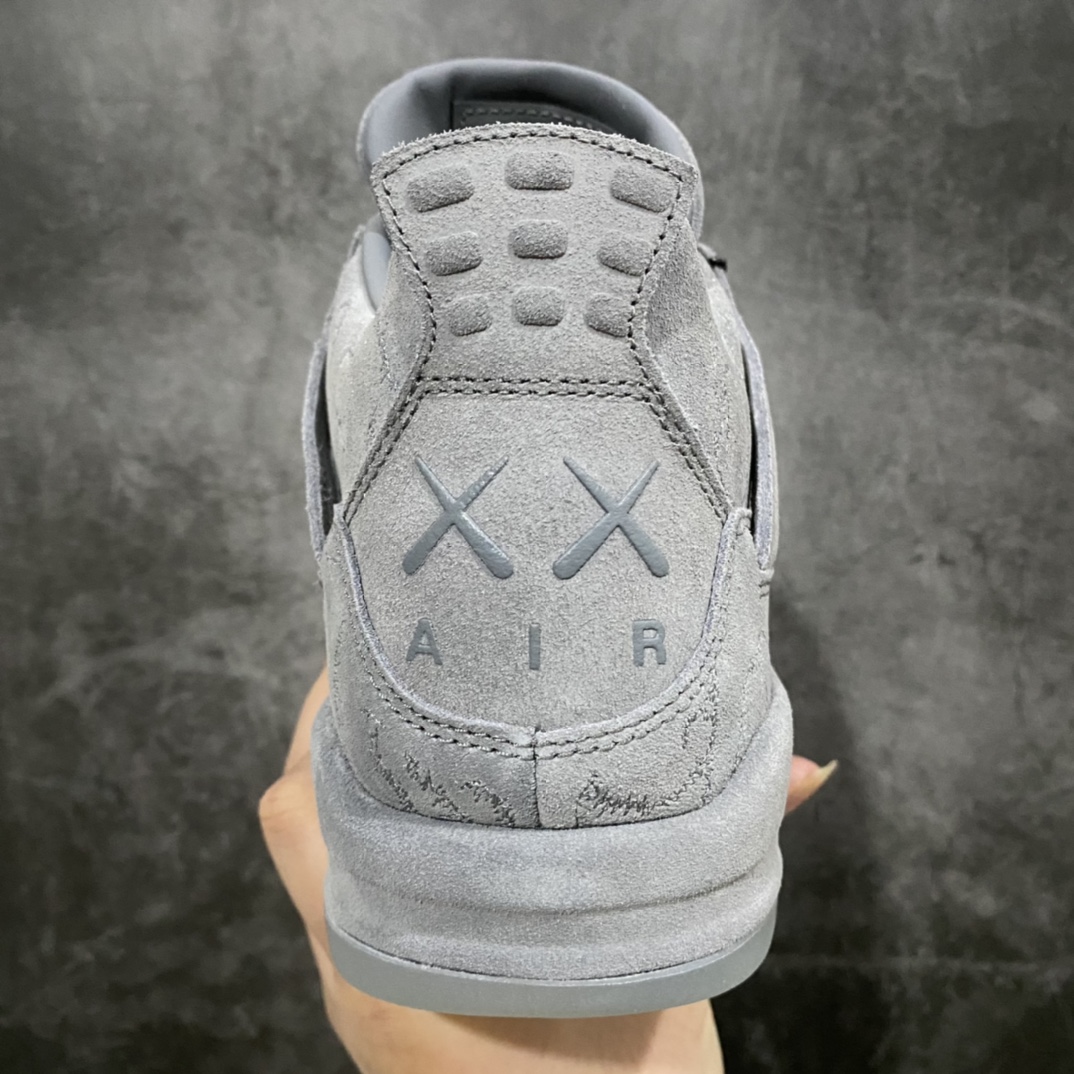 图片[4]-【老DT纯原】KAWS x Air Jordan AJ4 \”Cool Grey\” 涂鸦联名酷灰 930155-003n翻水经典 历史细节最优 完美出货‼️n纯原市场最高工艺复刻 无色差修正 夜光大底调试涂鸦、色卡与原版基本零差距原厂麂皮定制 高密度原厂电绣鞋面涂鸦n原盒原配 独家配原鞋拆解开发 原楦原纸板开发 全市场最纯正四代版型 原底真实气垫 回弹反馈充足 完美鞋楦打造 市面最高工艺一切细节如图实拍 所见所得 原装头层皮冲裁Size：40 40.5 41 42 42.5 43 44 44.5 45 46 47.5-莆田鞋批发中心