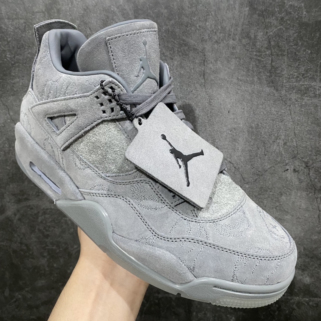 图片[3]-【老DT纯原】KAWS x Air Jordan AJ4 \”Cool Grey\” 涂鸦联名酷灰 930155-003n翻水经典 历史细节最优 完美出货‼️n纯原市场最高工艺复刻 无色差修正 夜光大底调试涂鸦、色卡与原版基本零差距原厂麂皮定制 高密度原厂电绣鞋面涂鸦n原盒原配 独家配原鞋拆解开发 原楦原纸板开发 全市场最纯正四代版型 原底真实气垫 回弹反馈充足 完美鞋楦打造 市面最高工艺一切细节如图实拍 所见所得 原装头层皮冲裁Size：40 40.5 41 42 42.5 43 44 44.5 45 46 47.5-莆田鞋批发中心