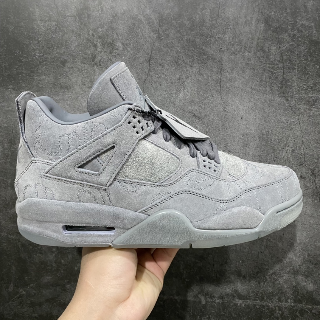 【老DT纯原】KAWS x Air Jordan AJ4 \”Cool Grey\” 涂鸦联名酷灰 930155-003n翻水经典 历史细节最优 完美出货‼️n纯原市场最高工艺复刻 无色差修正 夜光大底调试涂鸦、色卡与原版基本零差距原厂麂皮定制 高密度原厂电绣鞋面涂鸦n原盒原配 独家配原鞋拆解开发 原楦原纸板开发 全市场最纯正四代版型 原底真实气垫 回弹反馈充足 完美鞋楦打造 市面最高工艺一切细节如图实拍 所见所得 原装头层皮冲裁Size：40 40.5 41 42 42.5 43 44 44.5 45 46 47.5-莆田鞋批发中心