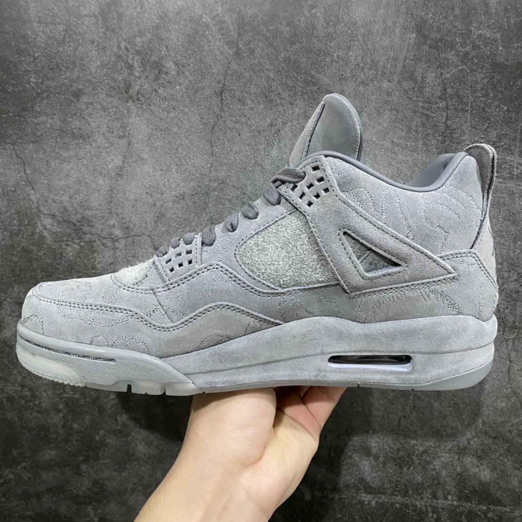 图片[2]-【老DT纯原】KAWS x Air Jordan AJ4 \”Cool Grey\” 涂鸦联名酷灰 930155-003n翻水经典 历史细节最优 完美出货‼️n纯原市场最高工艺复刻 无色差修正 夜光大底调试涂鸦、色卡与原版基本零差距原厂麂皮定制 高密度原厂电绣鞋面涂鸦n原盒原配 独家配原鞋拆解开发 原楦原纸板开发 全市场最纯正四代版型 原底真实气垫 回弹反馈充足 完美鞋楦打造 市面最高工艺一切细节如图实拍 所见所得 原装头层皮冲裁Size：40 40.5 41 42 42.5 43 44 44.5 45 46 47.5-莆田鞋批发中心