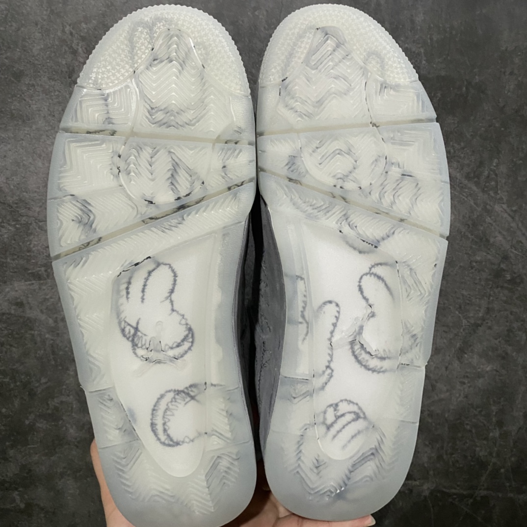 图片[2]-【老DT纯原】KAWS x Air Jordan AJ4 \”Cool Grey\” 涂鸦联名酷灰 930155-003n翻水经典 历史细节最优 完美出货‼️n纯原市场最高工艺复刻 无色差修正 夜光大底调试涂鸦、色卡与原版基本零差距原厂麂皮定制 高密度原厂电绣鞋面涂鸦n原盒原配 独家配原鞋拆解开发 原楦原纸板开发 全市场最纯正四代版型 原底真实气垫 回弹反馈充足 完美鞋楦打造 市面最高工艺一切细节如图实拍 所见所得 原装头层皮冲裁Size：40 40.5 41 42 42.5 43 44 44.5 45 46 47.5-莆田鞋批发中心