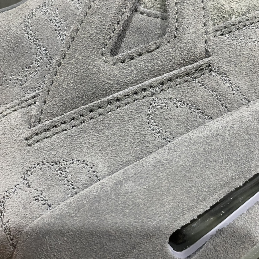 图片[4]-【老DT纯原】KAWS x Air Jordan AJ4 \”Cool Grey\” 涂鸦联名酷灰 930155-003n翻水经典 历史细节最优 完美出货‼️n纯原市场最高工艺复刻 无色差修正 夜光大底调试涂鸦、色卡与原版基本零差距原厂麂皮定制 高密度原厂电绣鞋面涂鸦n原盒原配 独家配原鞋拆解开发 原楦原纸板开发 全市场最纯正四代版型 原底真实气垫 回弹反馈充足 完美鞋楦打造 市面最高工艺一切细节如图实拍 所见所得 原装头层皮冲裁Size：40 40.5 41 42 42.5 43 44 44.5 45 46 47.5-莆田鞋批发中心